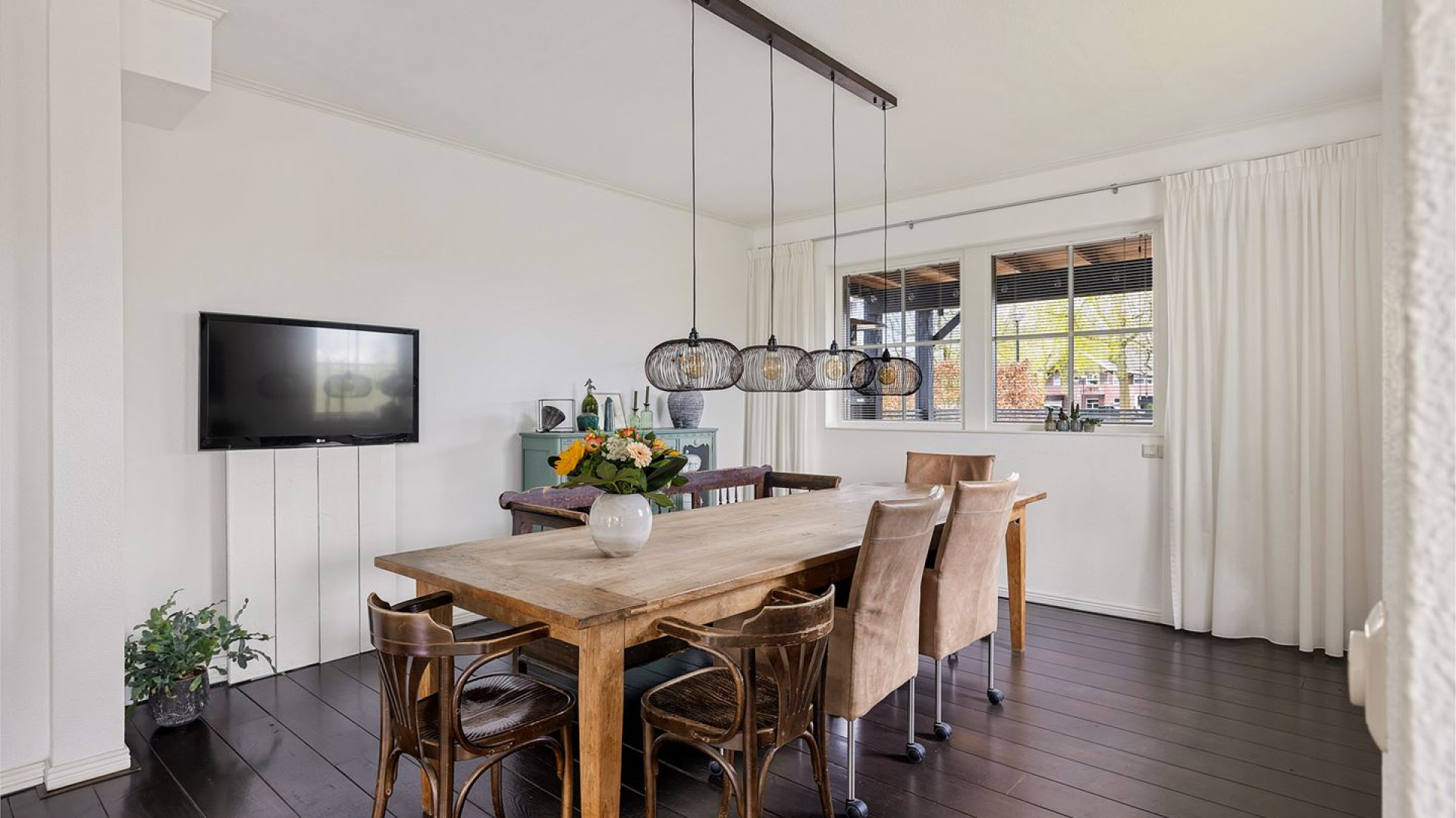 Vandaag Inside vijand Roos Schlikker blijkt ware pandjesbaas en koopt recent deze prachtige woning in Heerenveen . Zie foto's 10