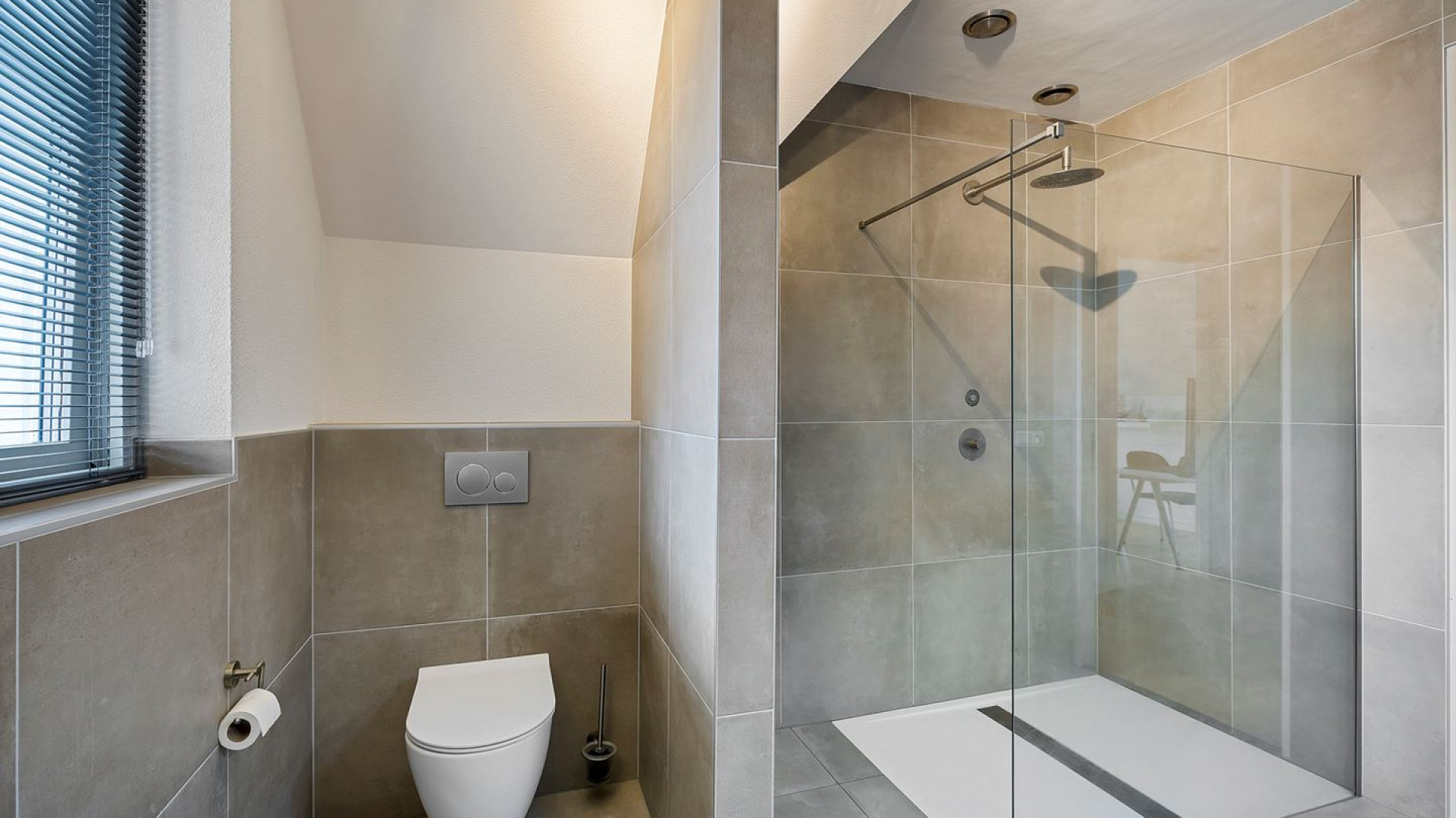 Vandaag Inside vijand Roos Schlikker blijkt ware pandjesbaas en koopt recent deze prachtige woning in Heerenveen . Zie foto's 12