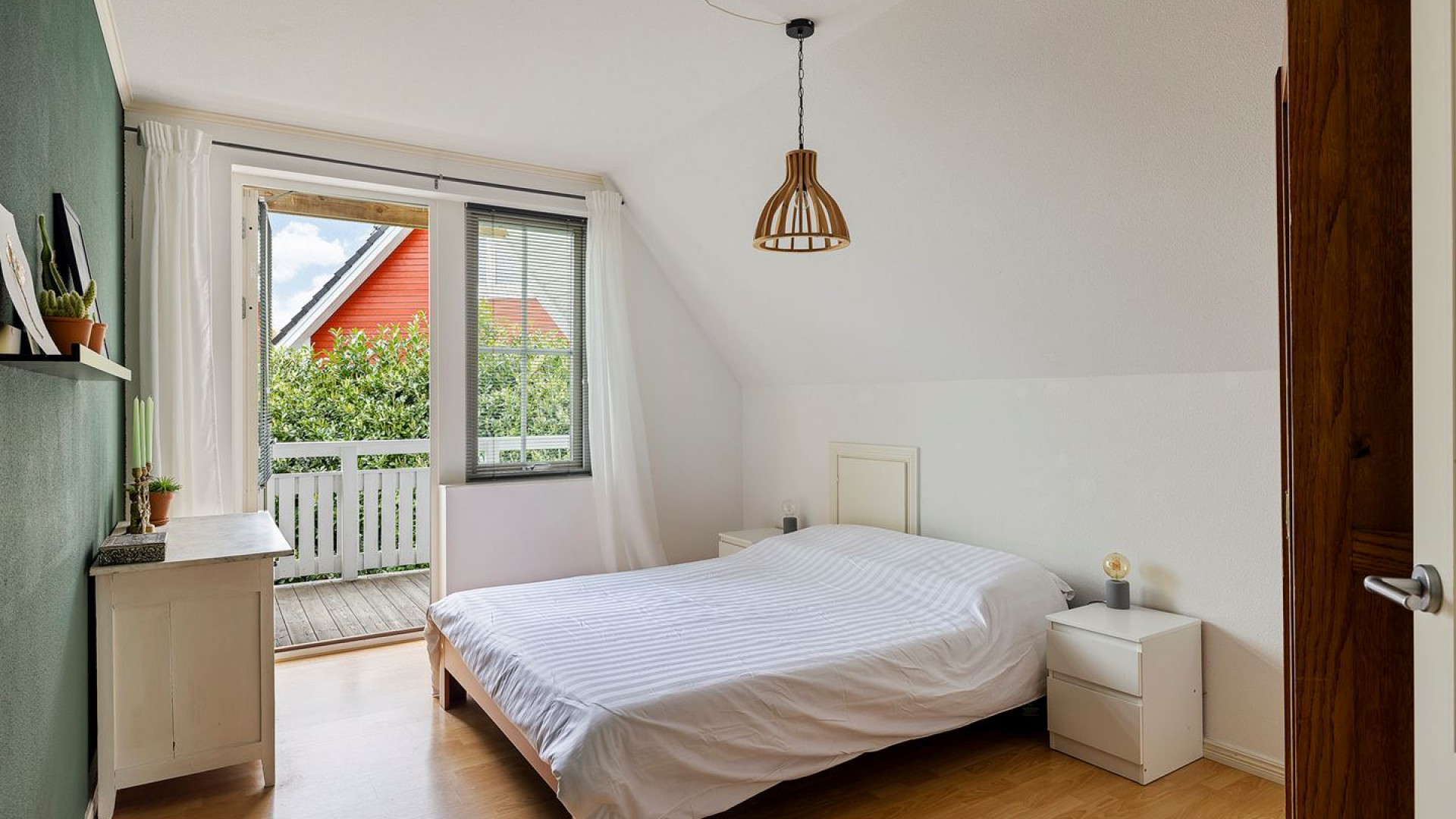 Vandaag Inside vijand Roos Schlikker blijkt ware pandjesbaas en koopt recent deze prachtige woning in Heerenveen . Zie foto's 13