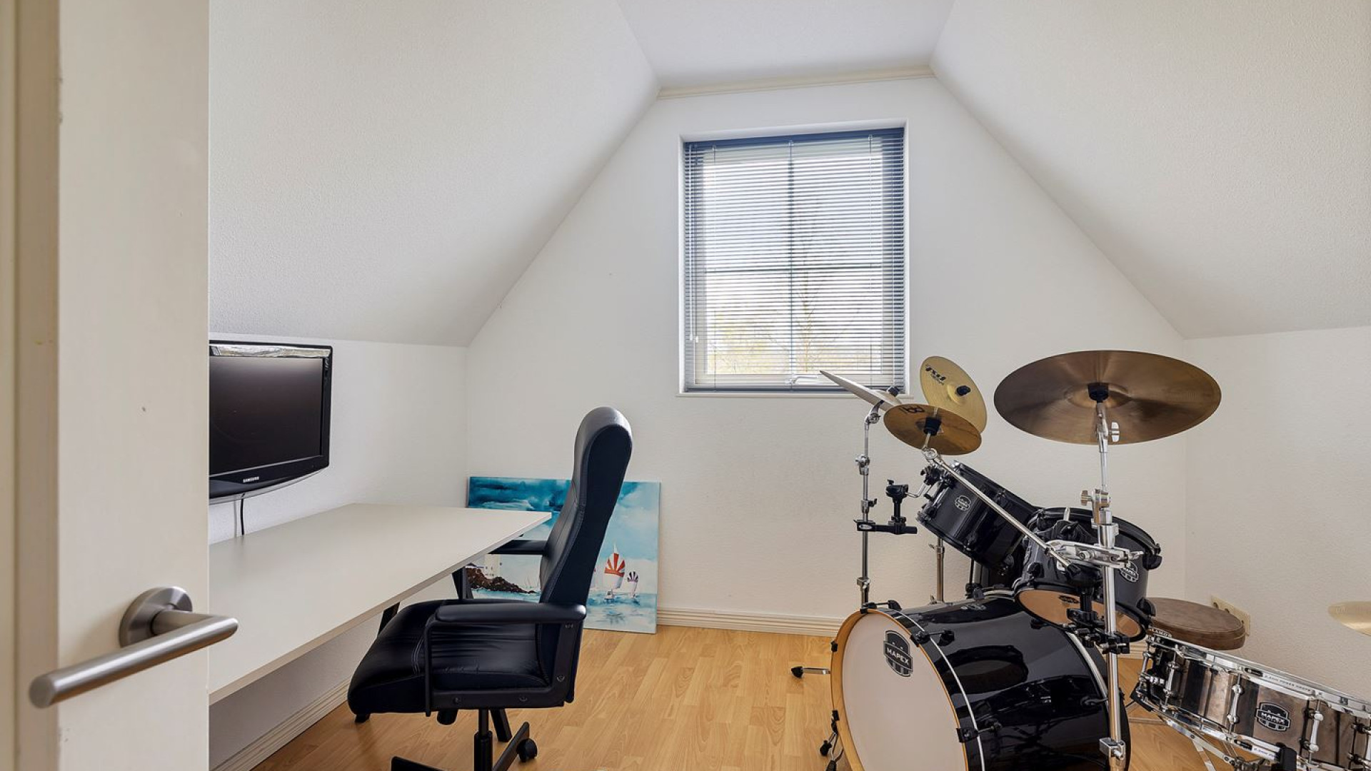 Vandaag Inside vijand Roos Schlikker blijkt ware pandjesbaas en koopt recent deze prachtige woning in Heerenveen . Zie foto's 15
