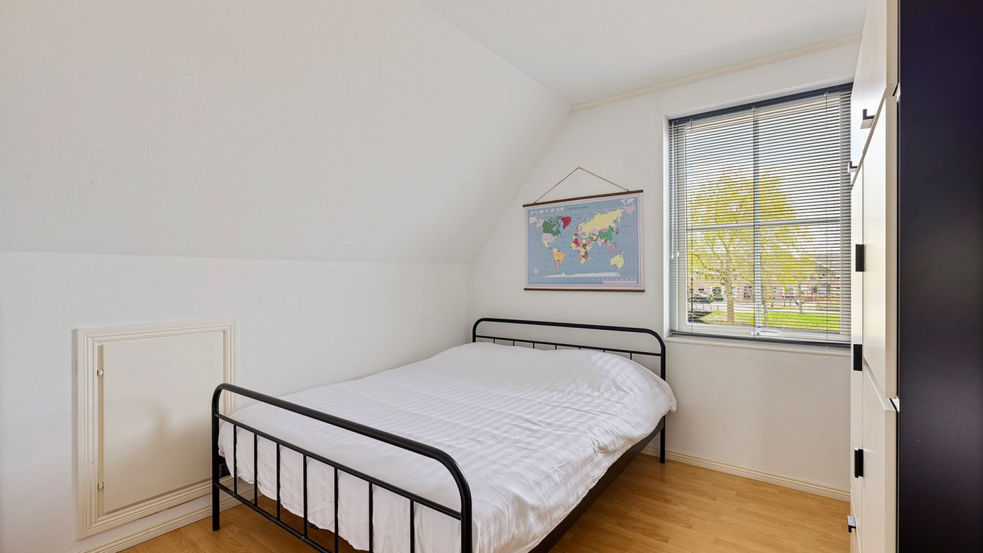 Vandaag Inside vijand Roos Schlikker blijkt ware pandjesbaas en koopt recent deze prachtige woning in Heerenveen . Zie foto's 17