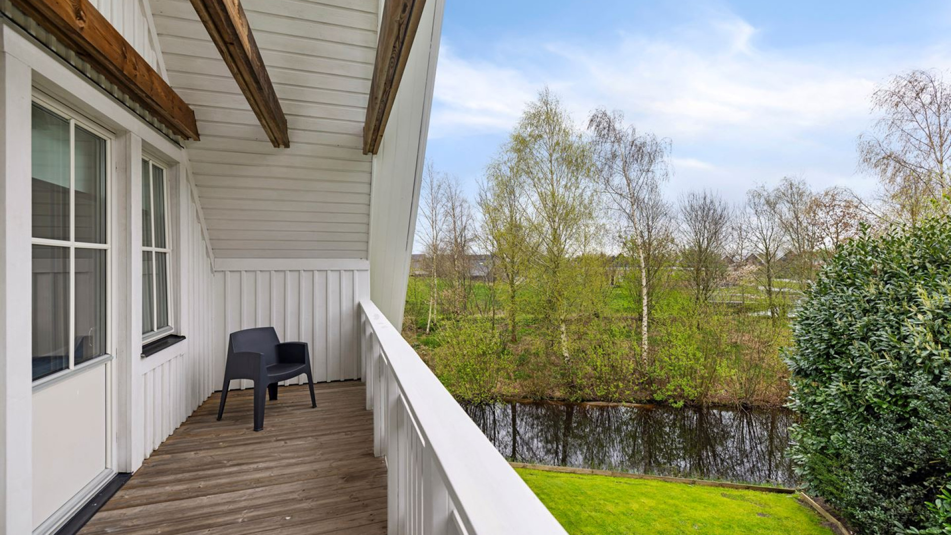 Vandaag Inside vijand Roos Schlikker blijkt ware pandjesbaas en koopt recent deze prachtige woning in Heerenveen . Zie foto's 18