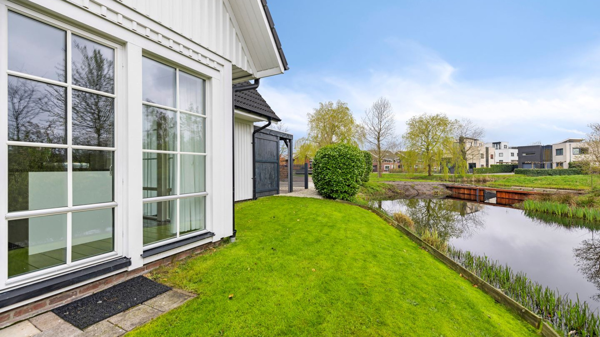 Vandaag Inside vijand Roos Schlikker blijkt ware pandjesbaas en koopt recent deze prachtige woning in Heerenveen . Zie foto's 19