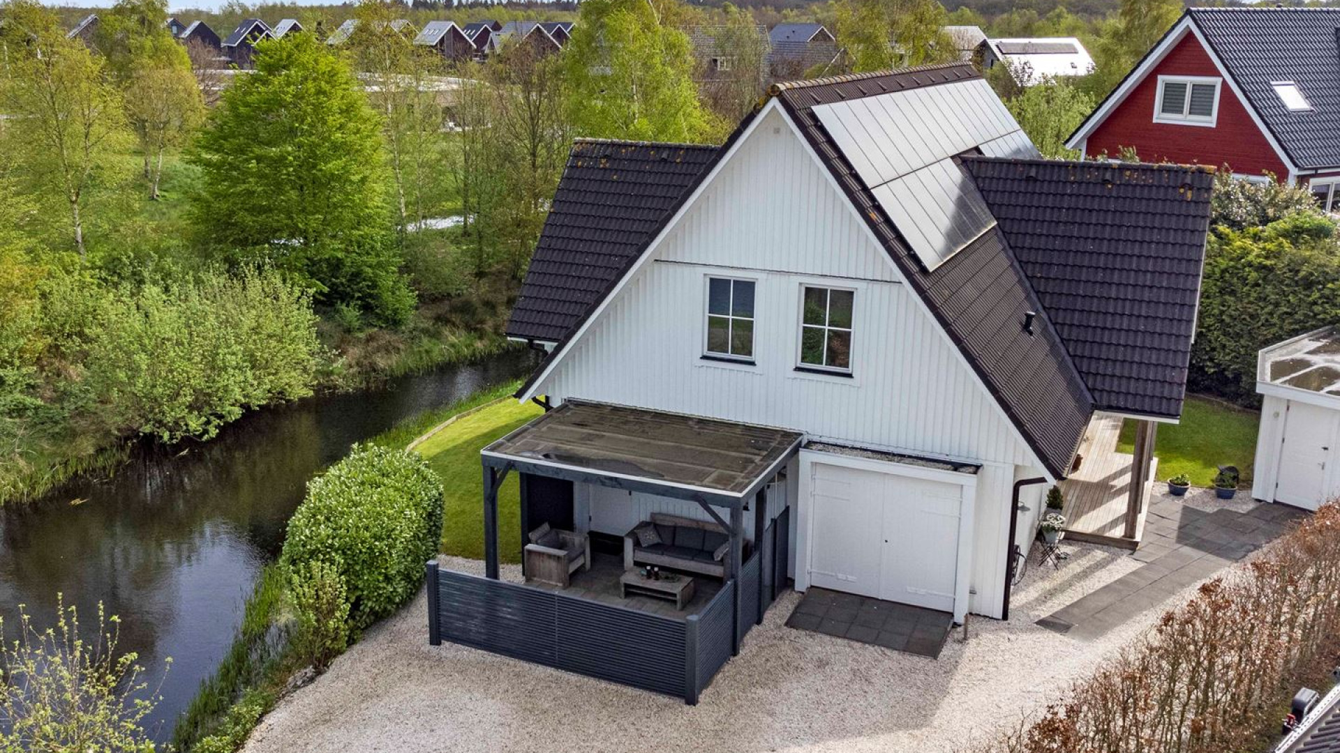 Vandaag Inside vijand Roos Schlikker blijkt ware pandjesbaas en koopt recent deze prachtige woning in Heerenveen . Zie foto's 20