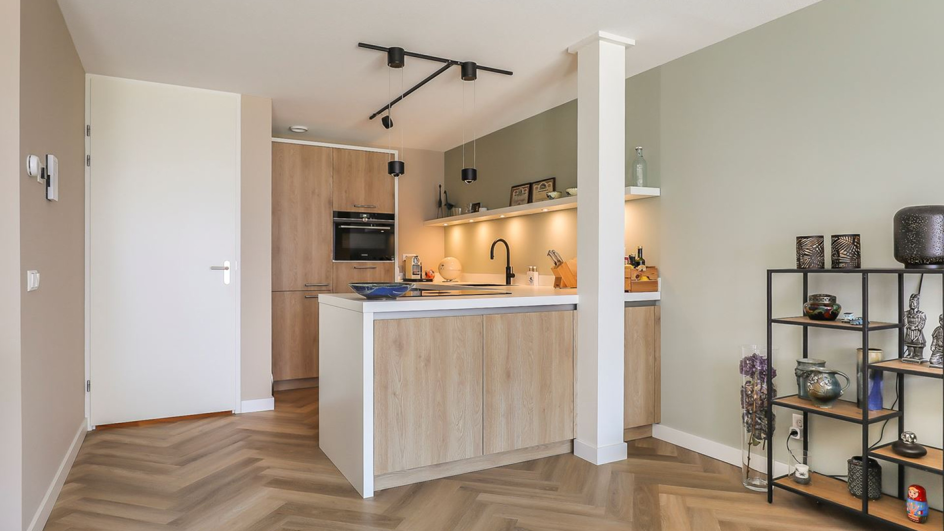 Voetballer Teun Koopmeiners verhuurt zijn appartement in Alkmaar en vraagt stofferingskosten. Zie foto's 6