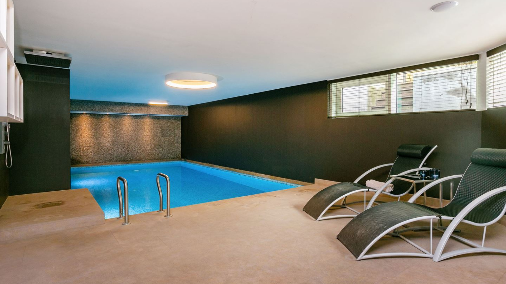 Andy en Melisa kopen super de luxe miljoenenvilla met uitgebreide wellness plus zwembad. Zie foto's 24