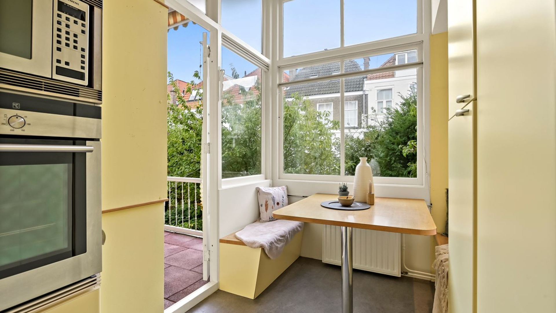 VERKOCHT: Prins Carlos de Bourbon de Parme harkt tonnen euro's winst binnen met verkoop van zijn Haagse pand. Zie foto's 14