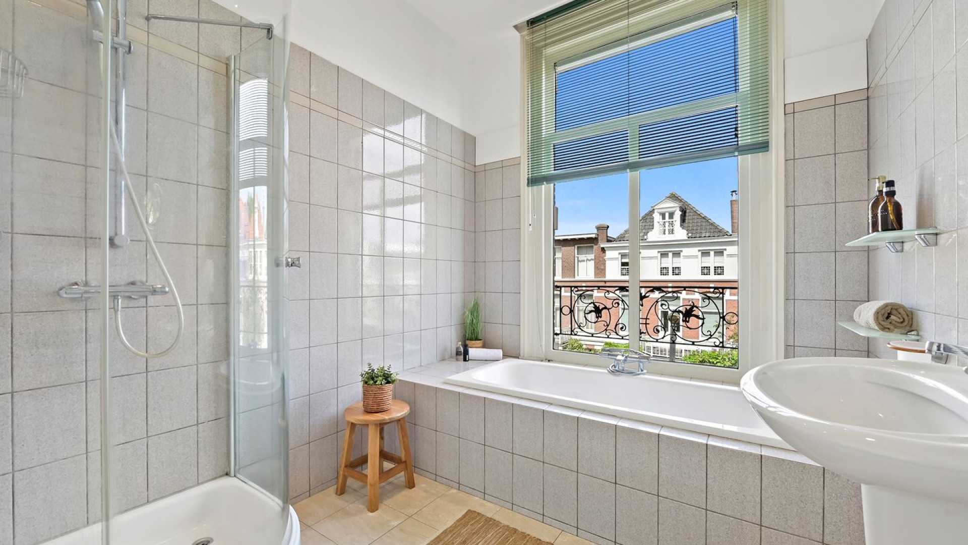 VERKOCHT: Prins Carlos de Bourbon de Parme harkt tonnen euro's winst binnen met verkoop van zijn Haagse pand. Zie foto's 21