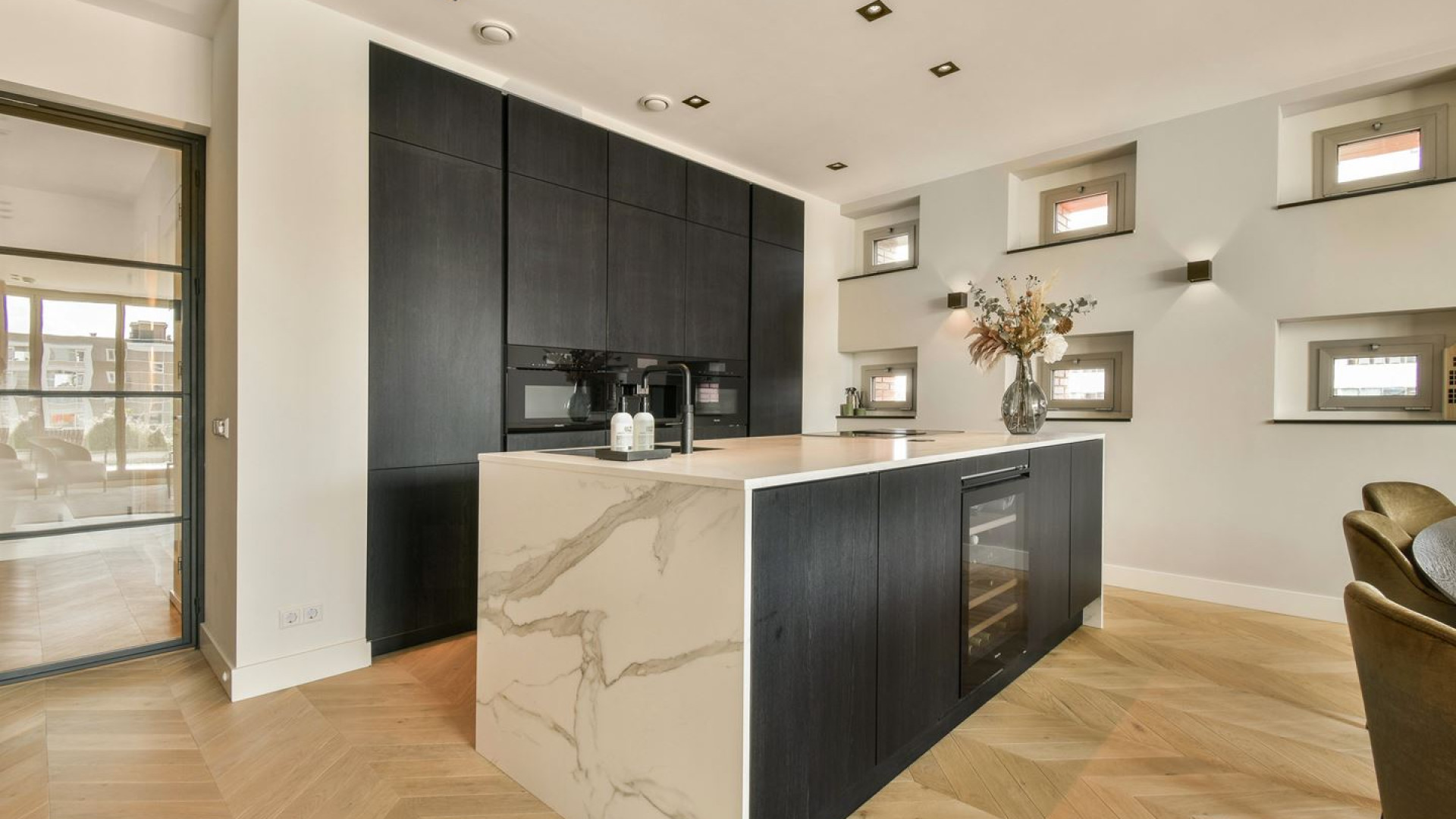Binnenkijken in luxe appartement van Silvano Vos die van Ajax naar AC Milan vertrekt. Zie foto's 3
