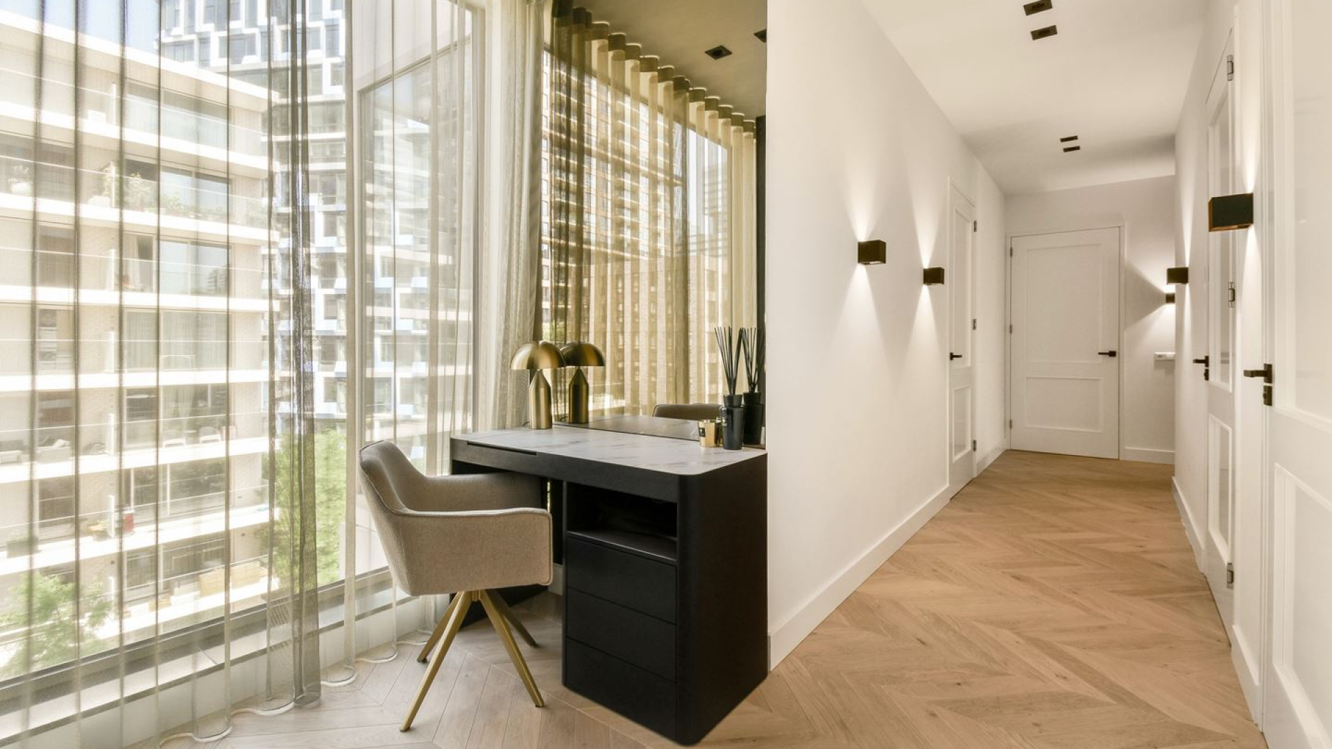Binnenkijken in luxe appartement van Silvano Vos die van Ajax naar AC Milan vertrekt. Zie foto's 16