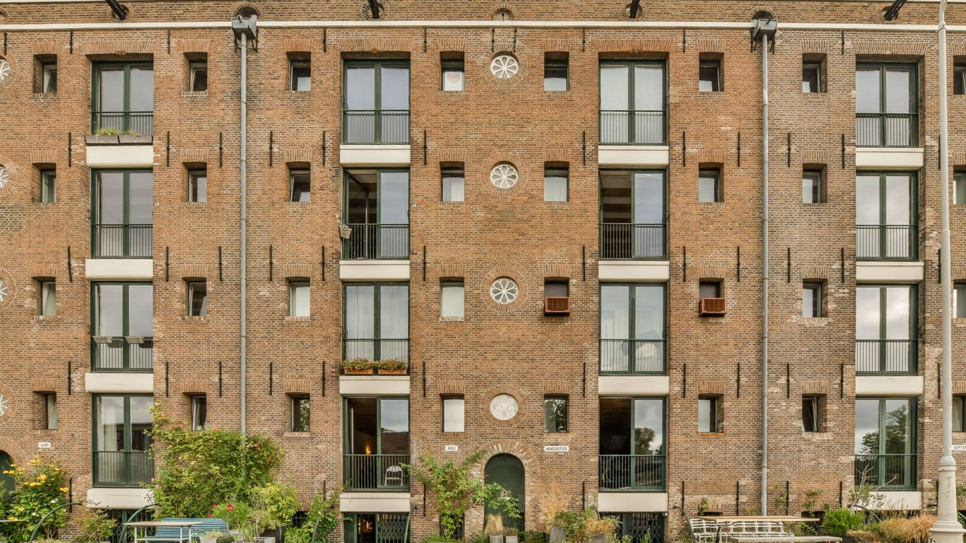 Schrijver Adriaan van Dis zet zijn appartement met zeer bijzonder uitzicht koop. Zie foto's 2