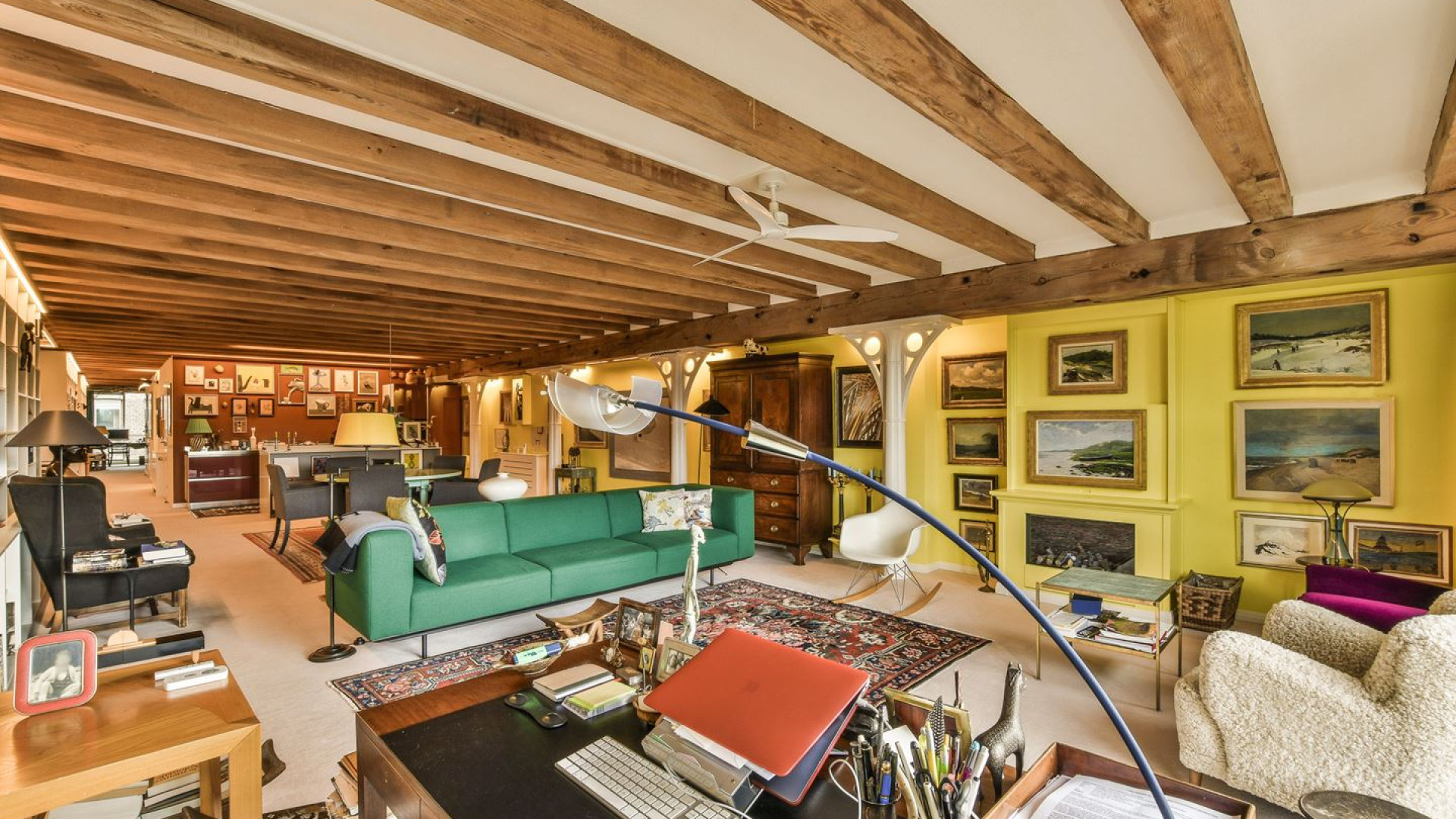 Schrijver Adriaan van Dis zet zijn appartement met zeer bijzonder uitzicht koop. Zie foto's 5