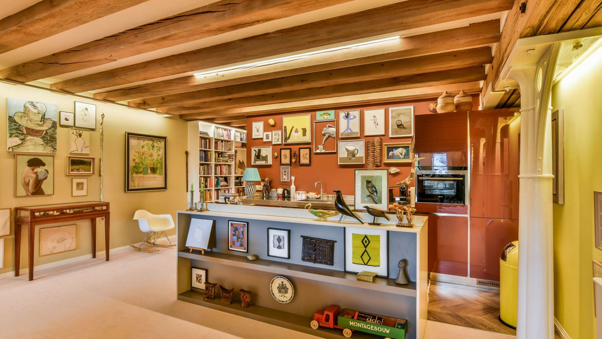 Schrijver Adriaan van Dis zet zijn appartement met zeer bijzonder uitzicht koop. Zie foto's 7
