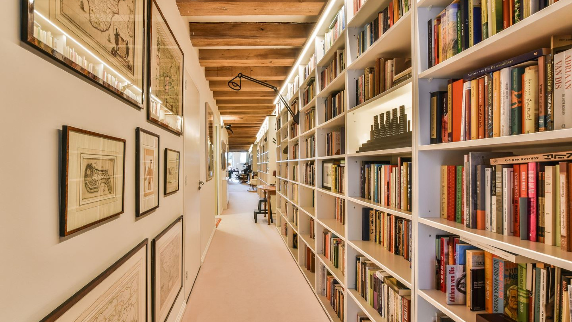 Schrijver Adriaan van Dis zet zijn appartement met zeer bijzonder uitzicht koop. Zie foto's 9