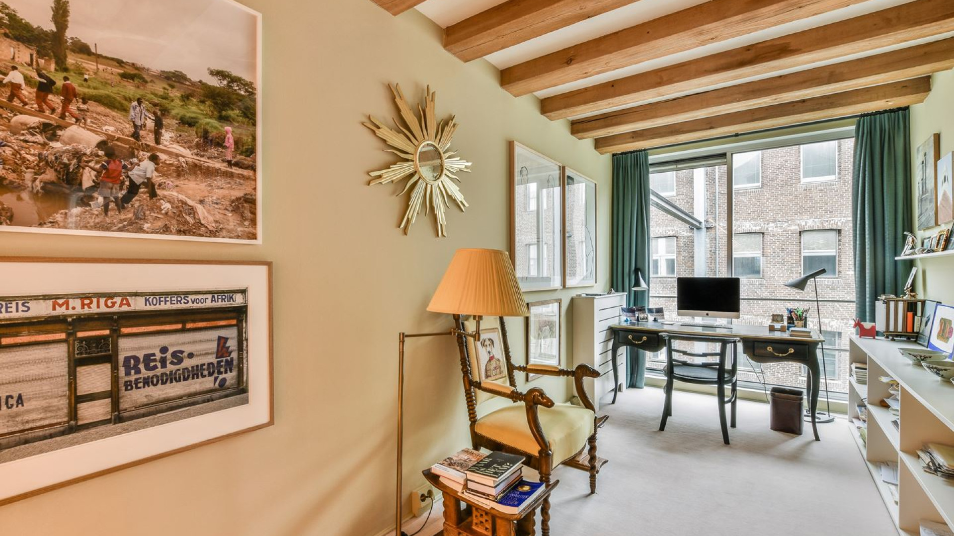 Schrijver Adriaan van Dis zet zijn appartement met zeer bijzonder uitzicht koop. Zie foto's 10