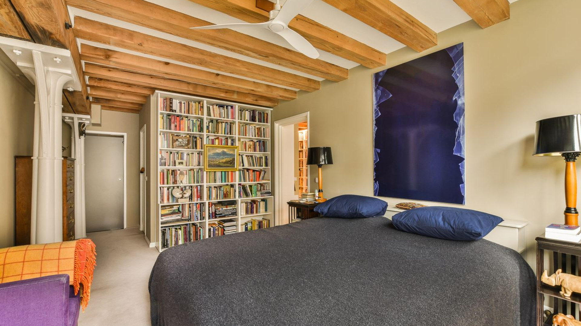 Schrijver Adriaan van Dis zet zijn appartement met zeer bijzonder uitzicht koop. Zie foto's 11