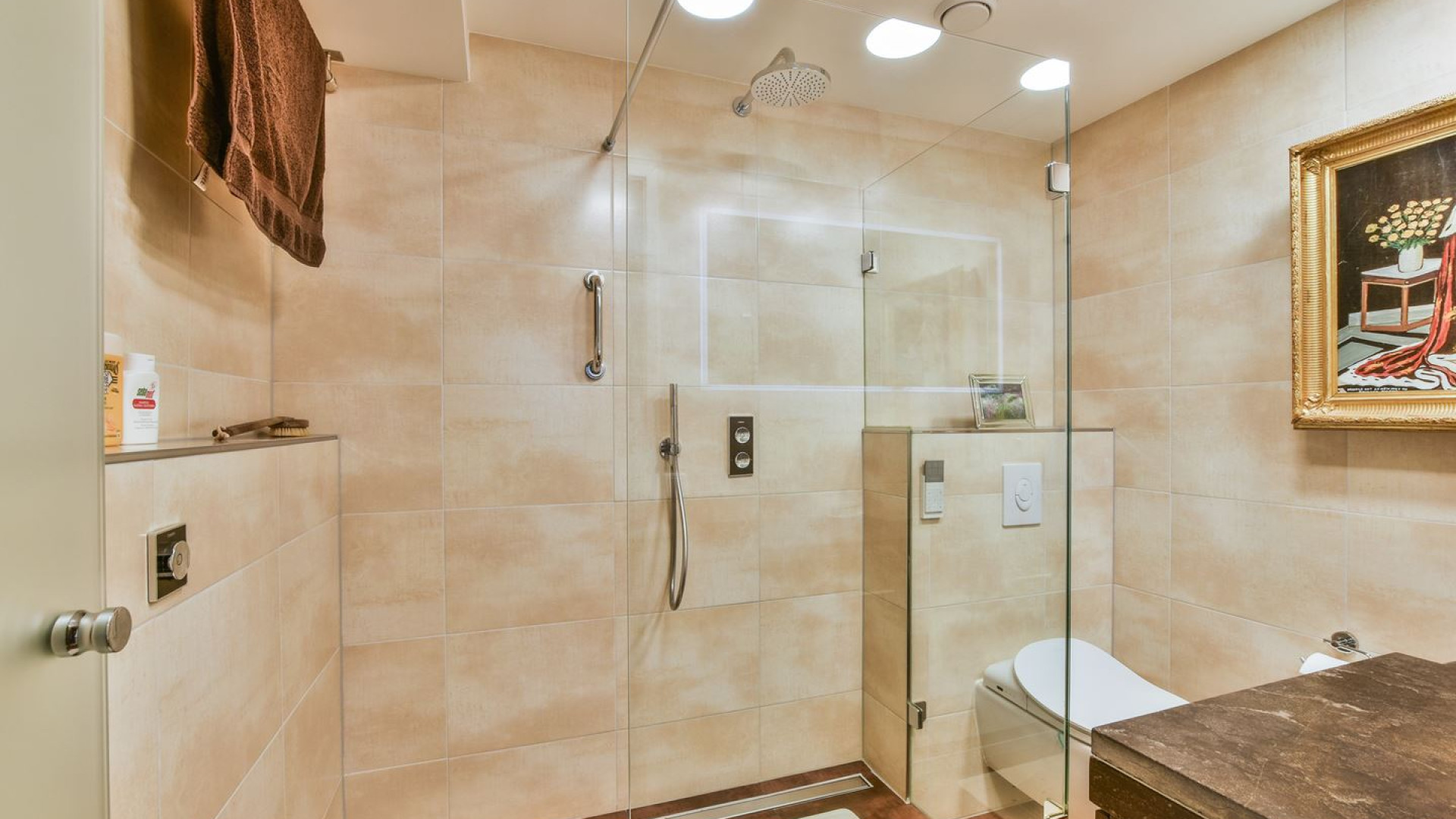 Schrijver Adriaan van Dis zet zijn appartement met zeer bijzonder uitzicht koop. Zie foto's 12
