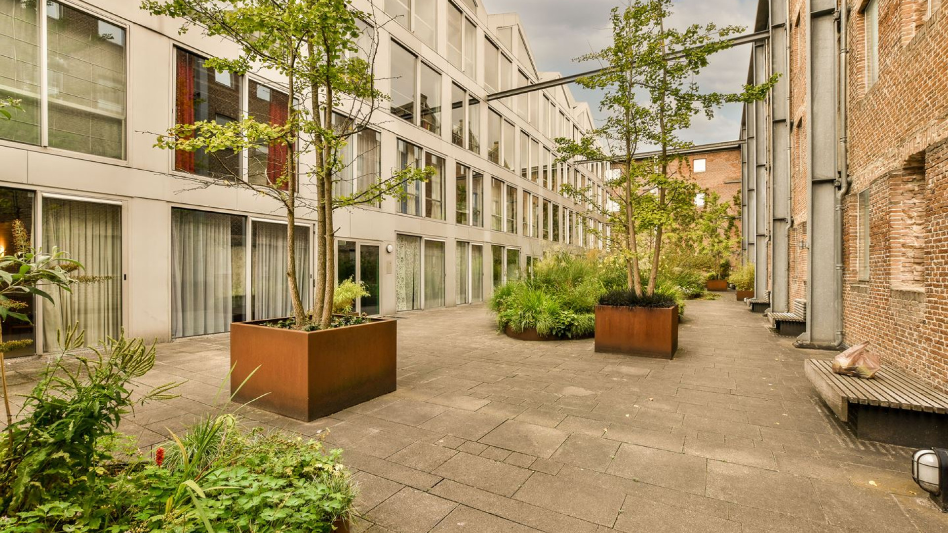 Schrijver Adriaan van Dis zet zijn appartement met zeer bijzonder uitzicht koop. Zie foto's 13