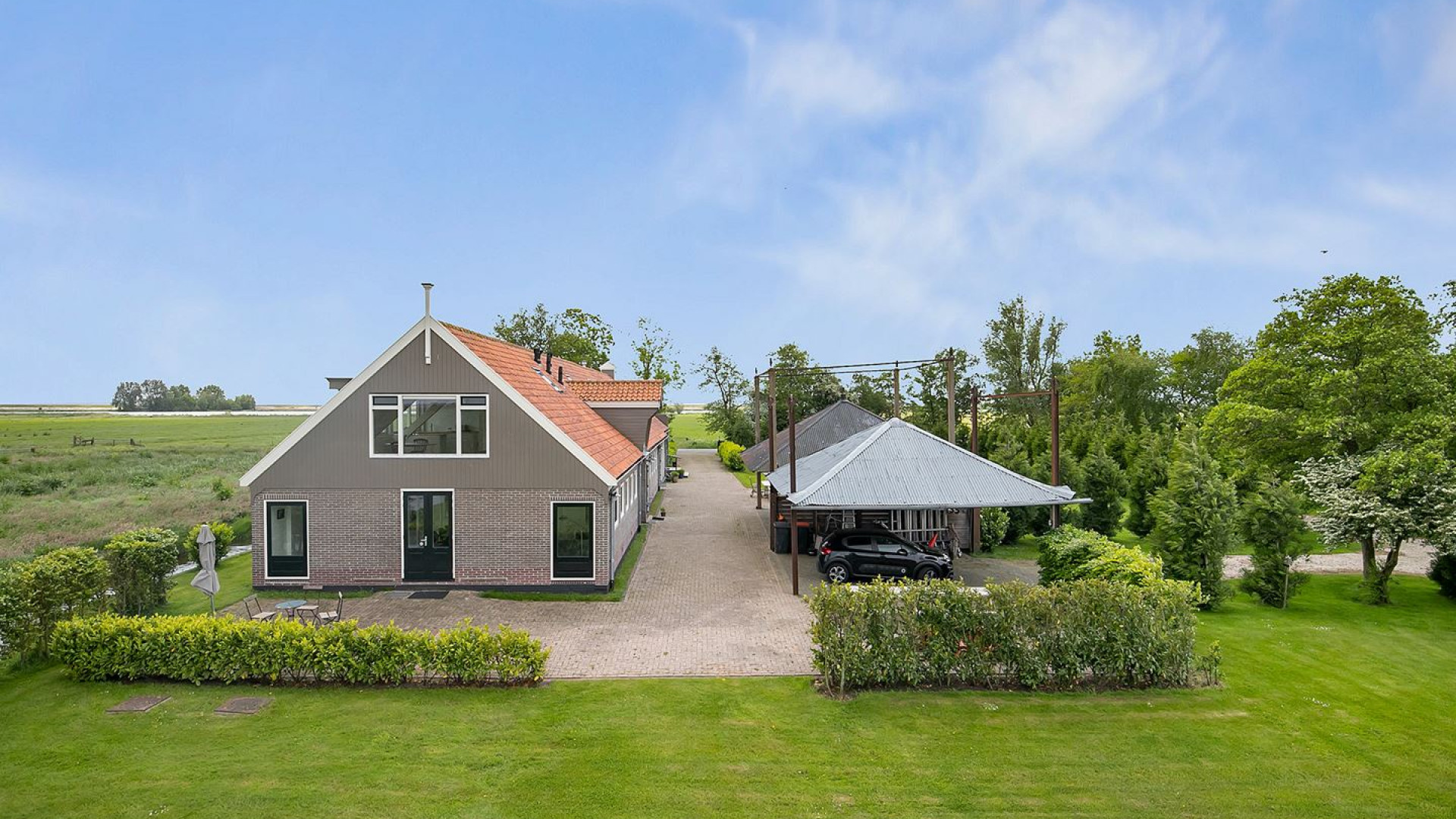 TV presentator Marc Klein Essink zet zijn prachtige woonboerderij met uitzicht op Markermeer te koop. Zie foto's 2
