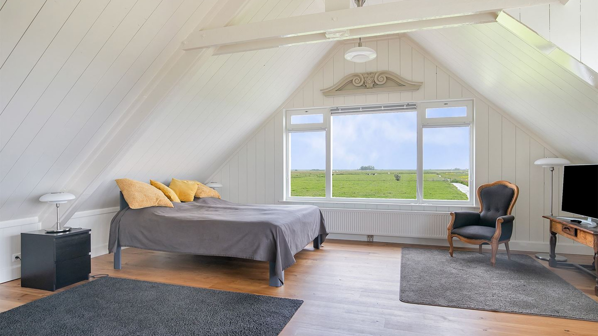TV presentator Marc Klein Essink zet zijn prachtige woonboerderij met uitzicht op Markermeer te koop. Zie foto's 16