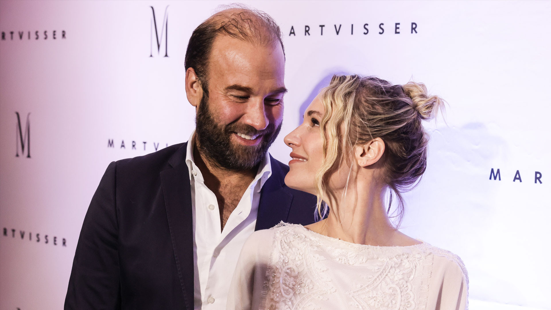 Kimberley Klaver en haar man zetten na hun benedenwoning nu ook hun verhuurde bovenhuis voor miljoenen euro's te koop. Zie foto's 1