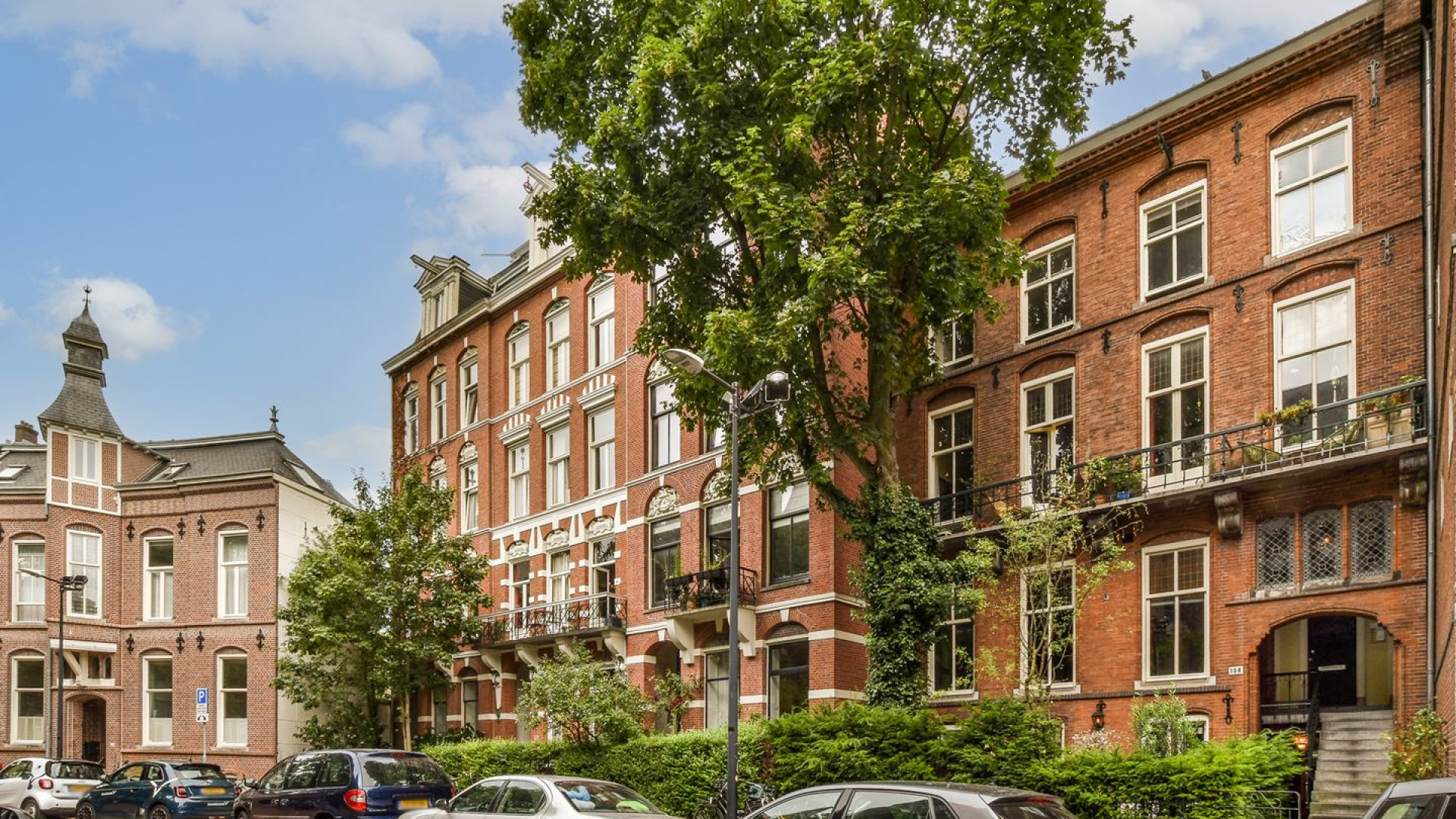 Kimberley Klaver en haar man zetten na hun benedenwoning nu ook hun verhuurde bovenhuis voor miljoenen euro's te koop. Zie foto's 2