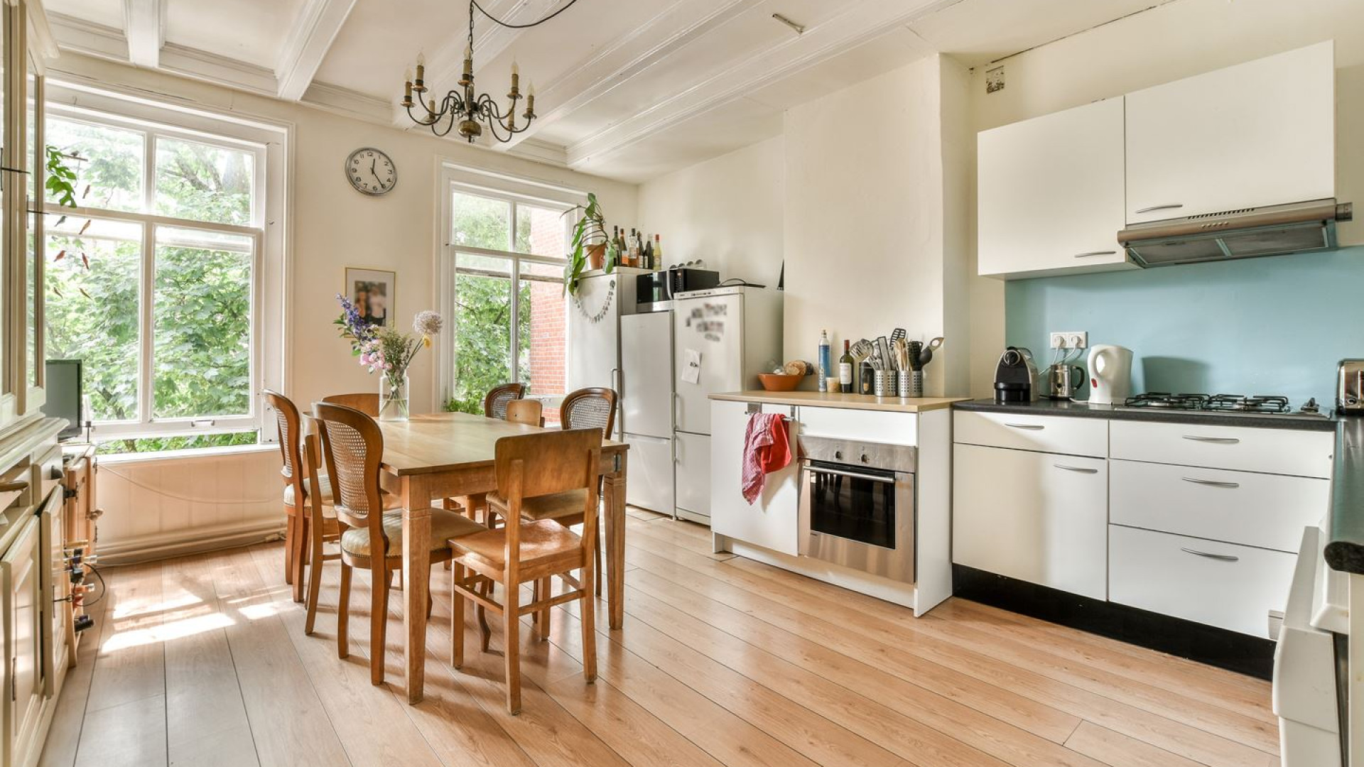 Kimberley Klaver en haar man zetten na hun benedenwoning nu ook hun verhuurde bovenhuis voor miljoenen euro's te koop. Zie foto's 3