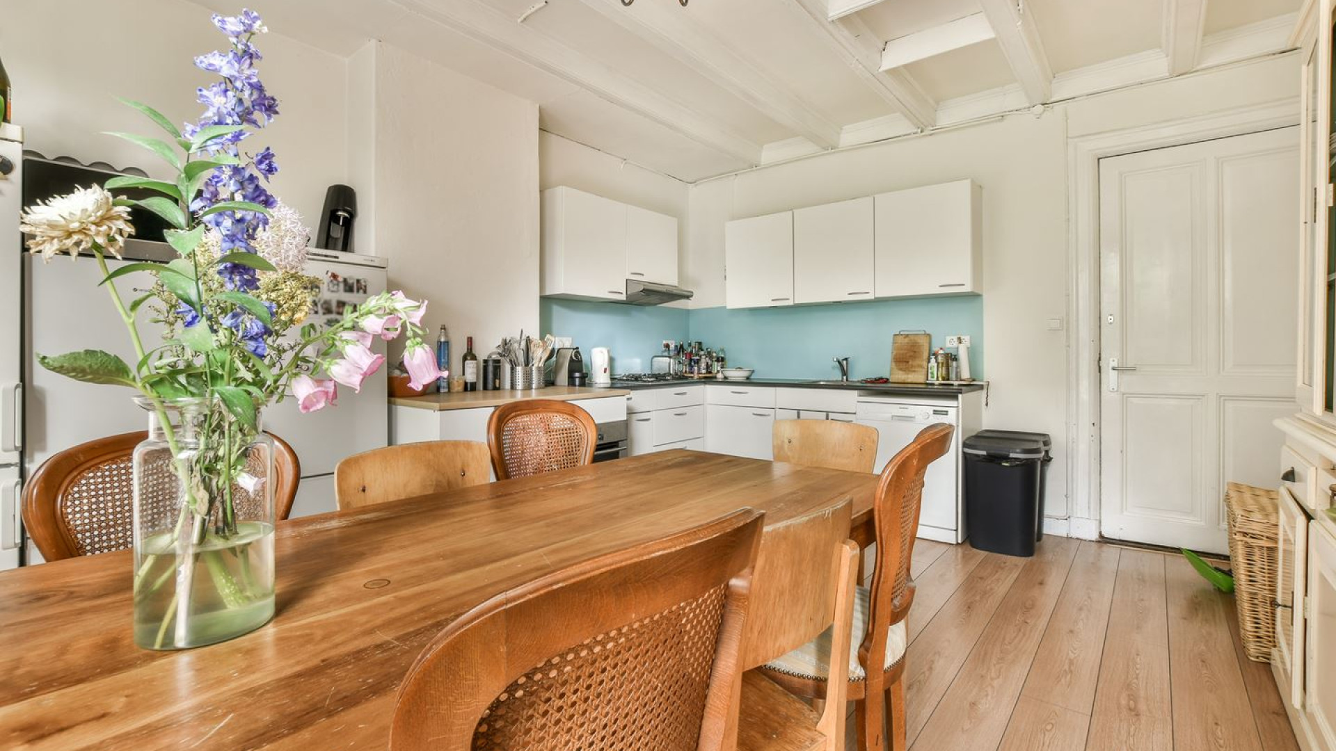 Kimberley Klaver en haar man zetten na hun benedenwoning nu ook hun verhuurde bovenhuis voor miljoenen euro's te koop. Zie foto's 4