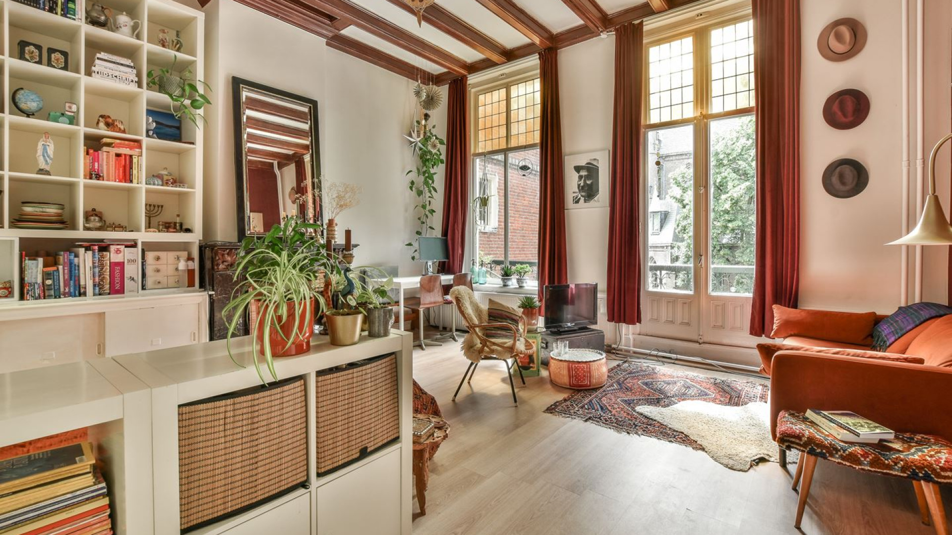 Kimberley Klaver en haar man zetten na hun benedenwoning nu ook hun verhuurde bovenhuis voor miljoenen euro's te koop. Zie foto's 5