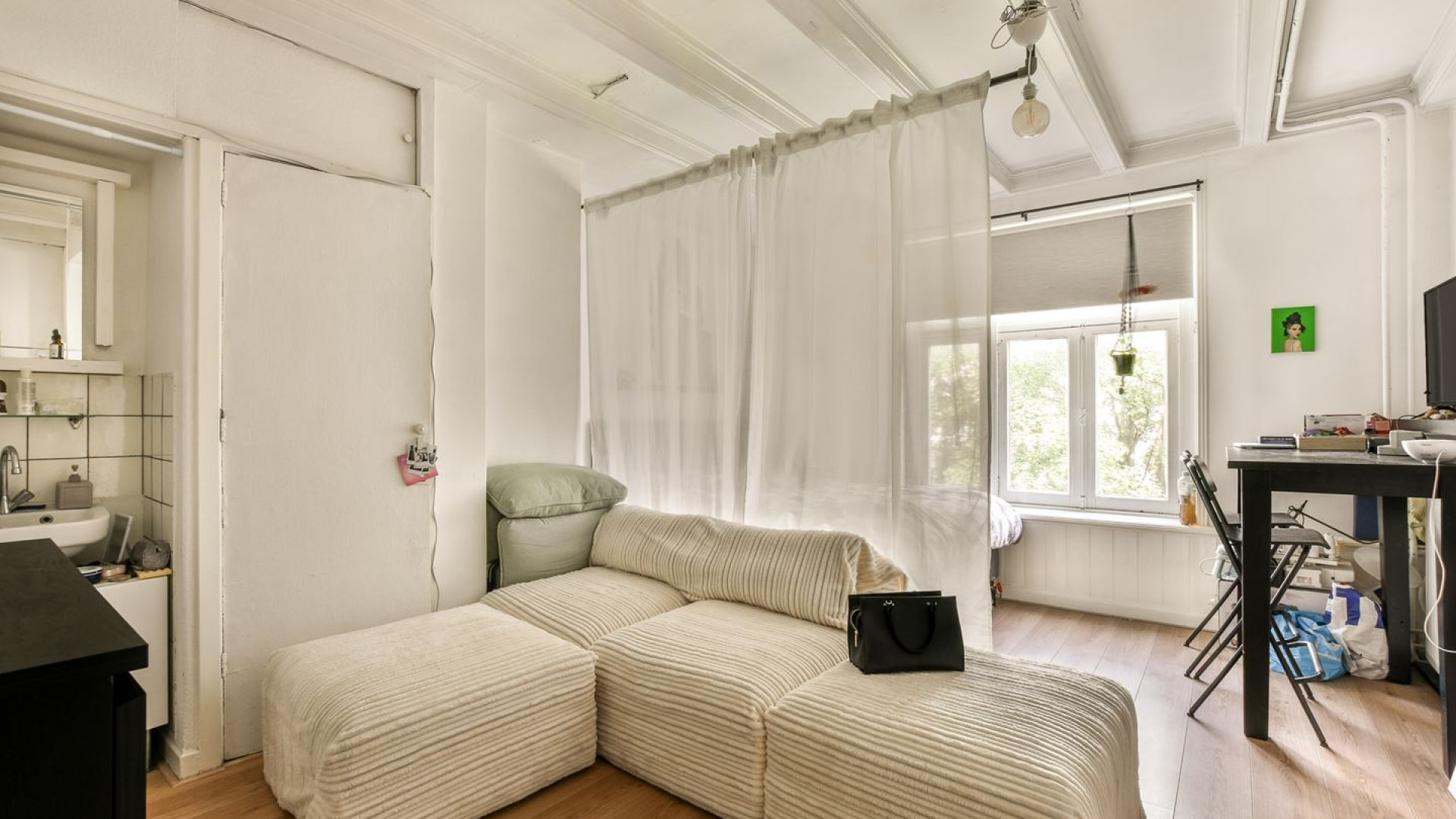 Kimberley Klaver en haar man zetten na hun benedenwoning nu ook hun verhuurde bovenhuis voor miljoenen euro's te koop. Zie foto's 11