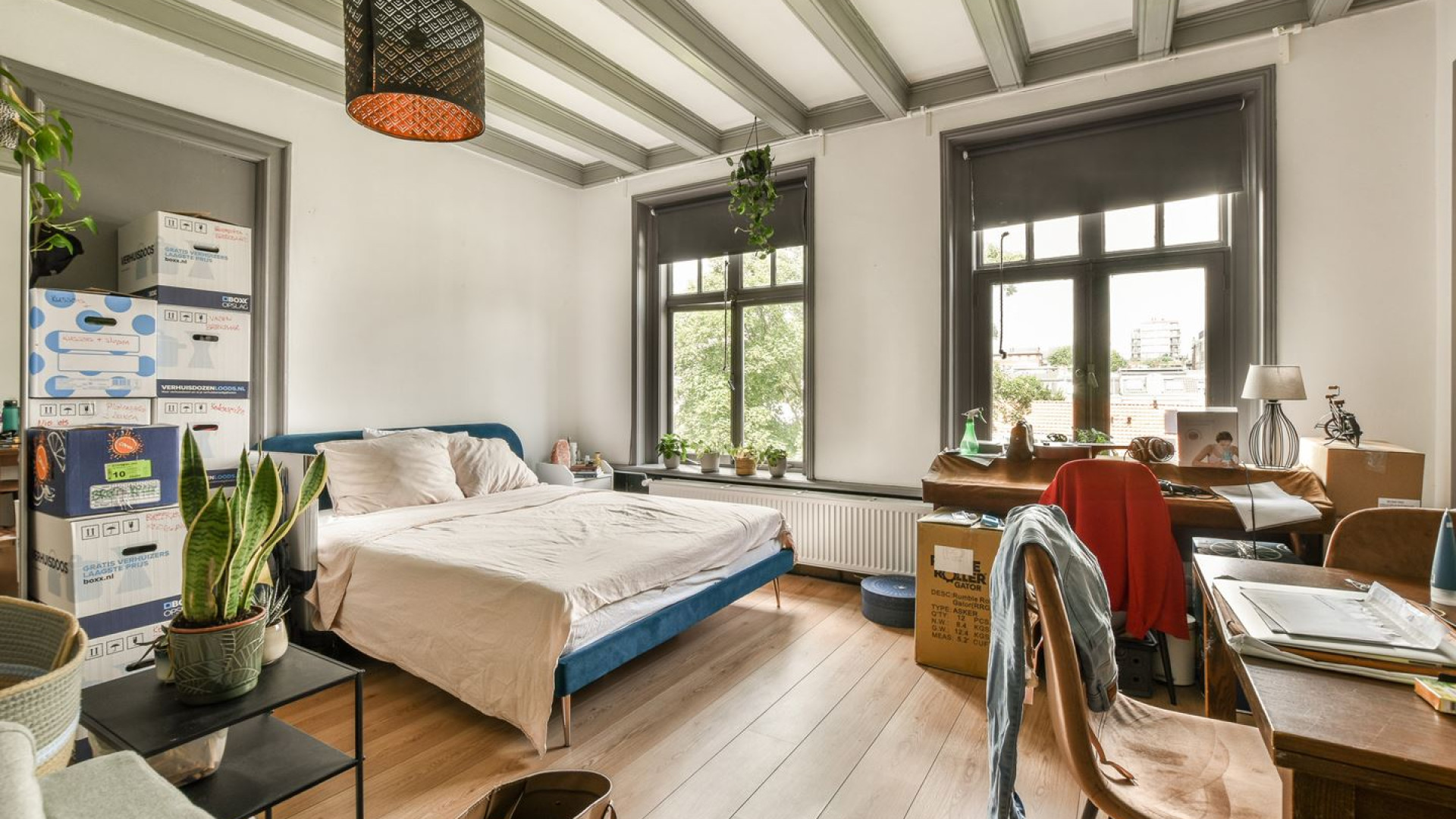 Kimberley Klaver en haar man zetten na hun benedenwoning nu ook hun verhuurde bovenhuis voor miljoenen euro's te koop. Zie foto's 12