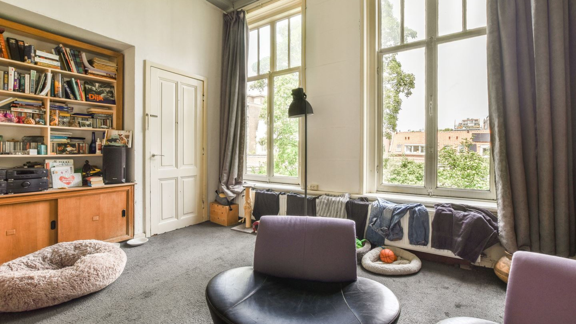 Kimberley Klaver en haar man zetten na hun benedenwoning nu ook hun verhuurde bovenhuis voor miljoenen euro's te koop. Zie foto's 15