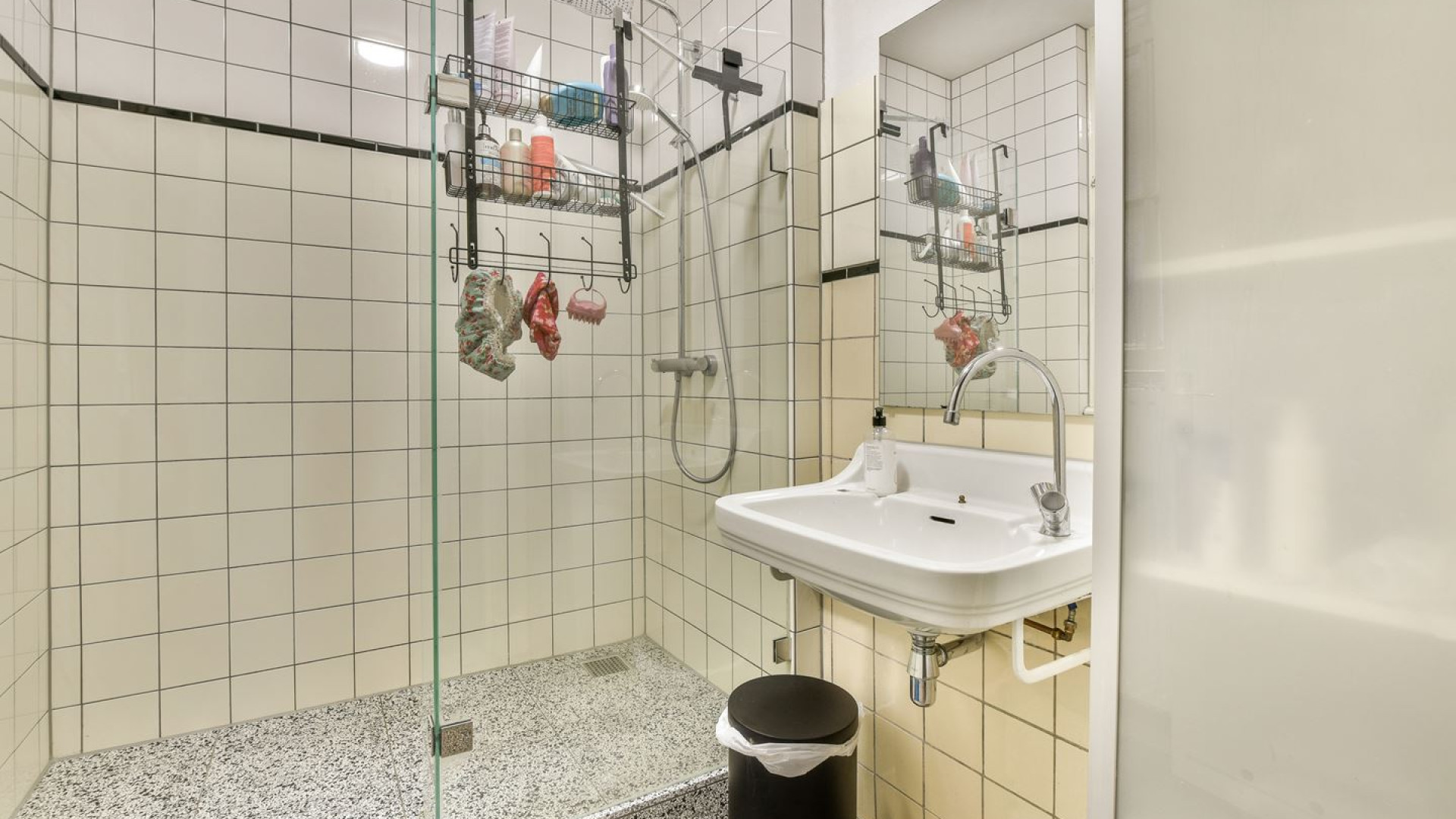 Kimberley Klaver en haar man zetten na hun benedenwoning nu ook hun verhuurde bovenhuis voor miljoenen euro's te koop. Zie foto's 16