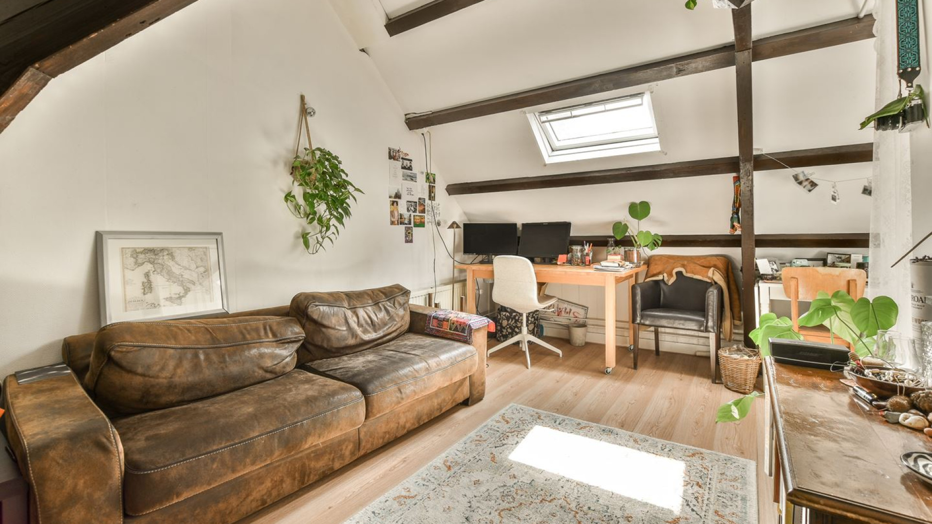 Kimberley Klaver en haar man zetten na hun benedenwoning nu ook hun verhuurde bovenhuis voor miljoenen euro's te koop. Zie foto's 19