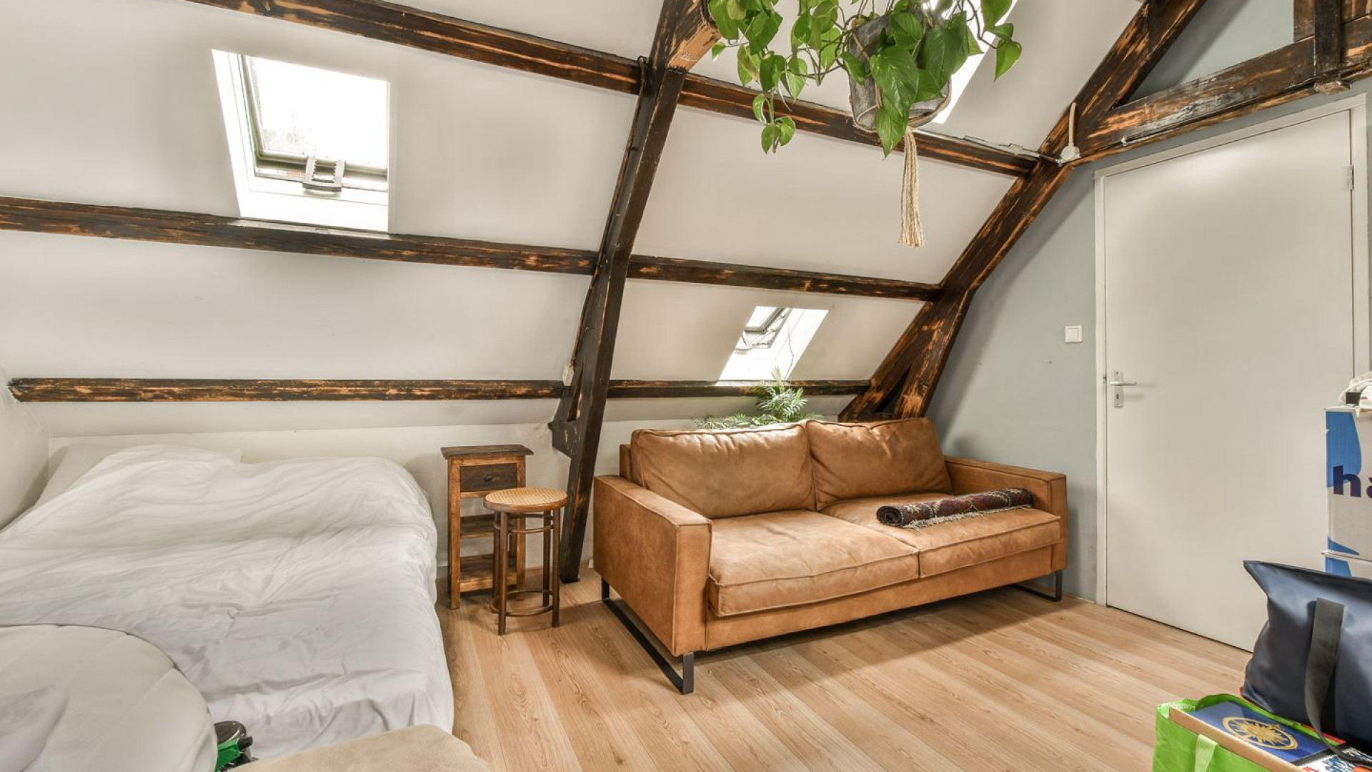 Kimberley Klaver en haar man zetten na hun benedenwoning nu ook hun verhuurde bovenhuis voor miljoenen euro's te koop. Zie foto's 21