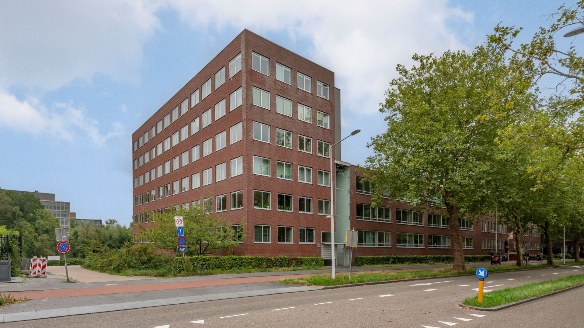 Minister dwingt Ruud Gullit tot verkoop van zijn appartement. Zie foto's 25