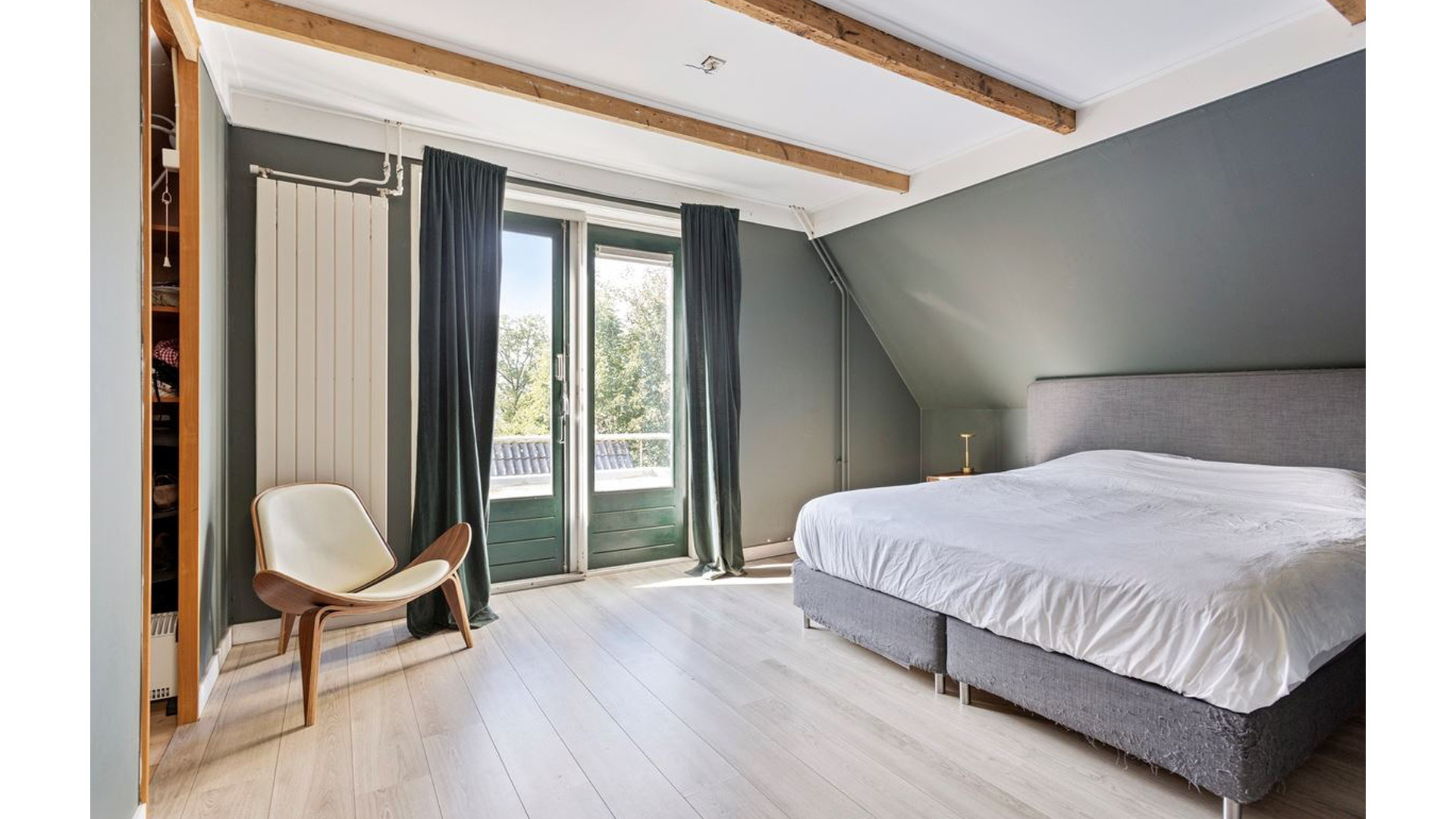 Binnenkijken in de woning die Thijs Romer gedwongen moet verlaten. Zie foto's 6
