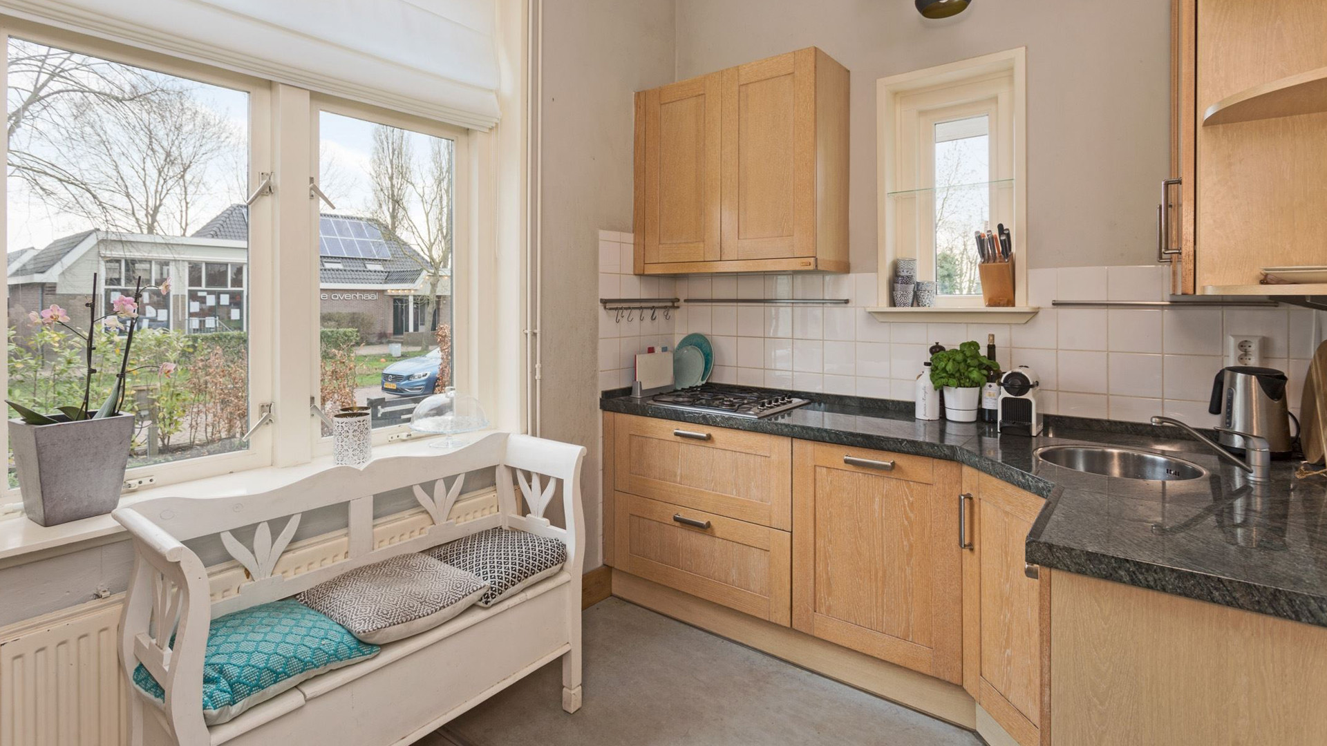 Binnenkijken in de woning die Thijs Romer gedwongen moet verlaten. Zie foto's 7