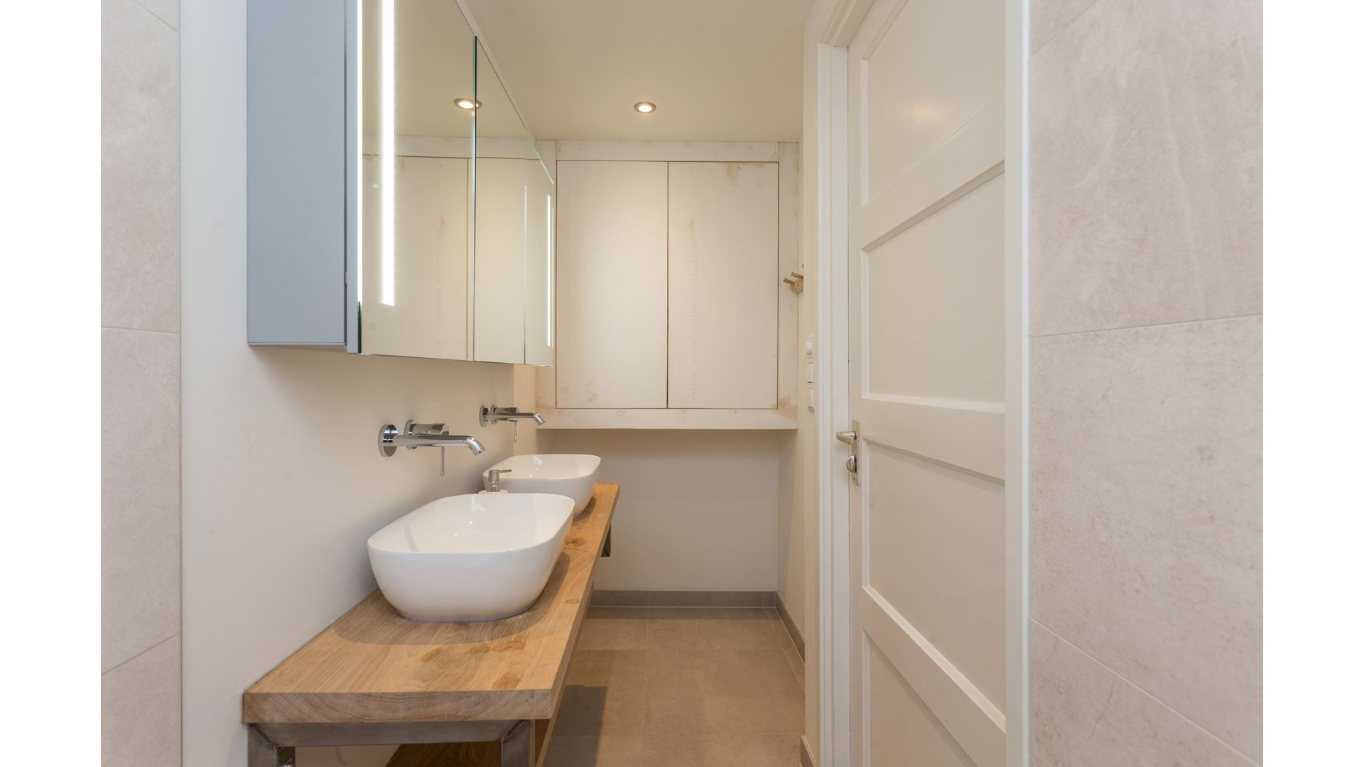 Binnenkijken in de woning die Thijs Romer gedwongen moet verlaten. Zie foto's 9