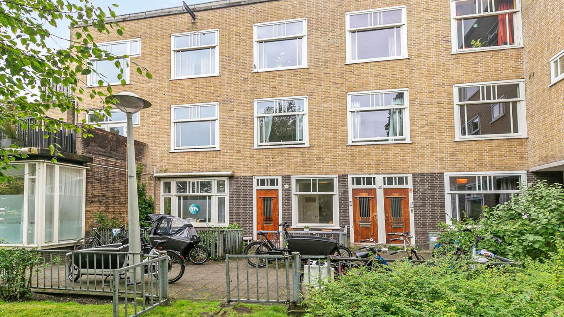 Daley Blind verkoopt zijn Amsterdamse benedenhuis dik onder de vraagprijs. Zie foto's 2