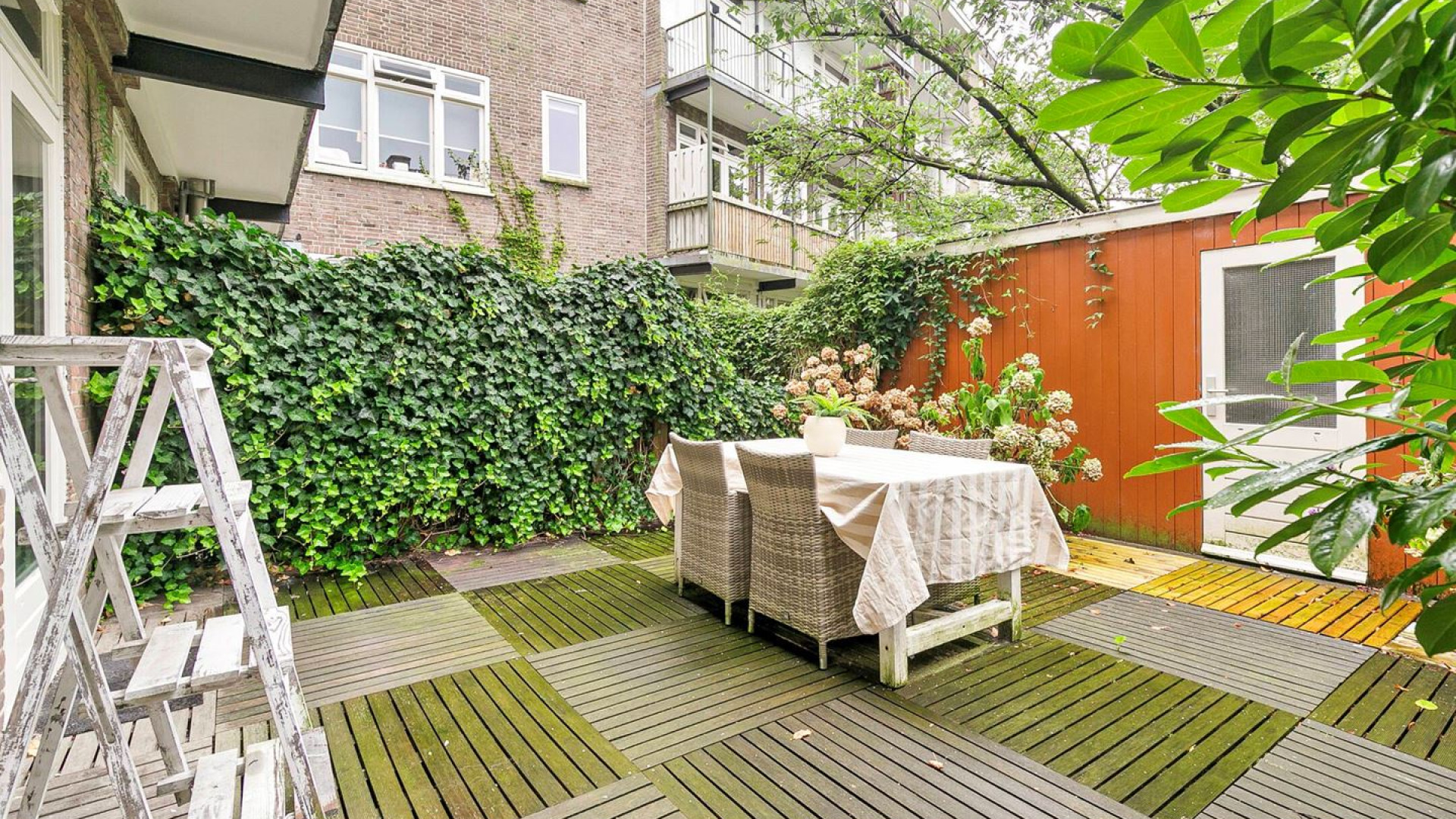 Daley Blind verkoopt zijn Amsterdamse benedenhuis dik onder de vraagprijs. Zie foto's 13