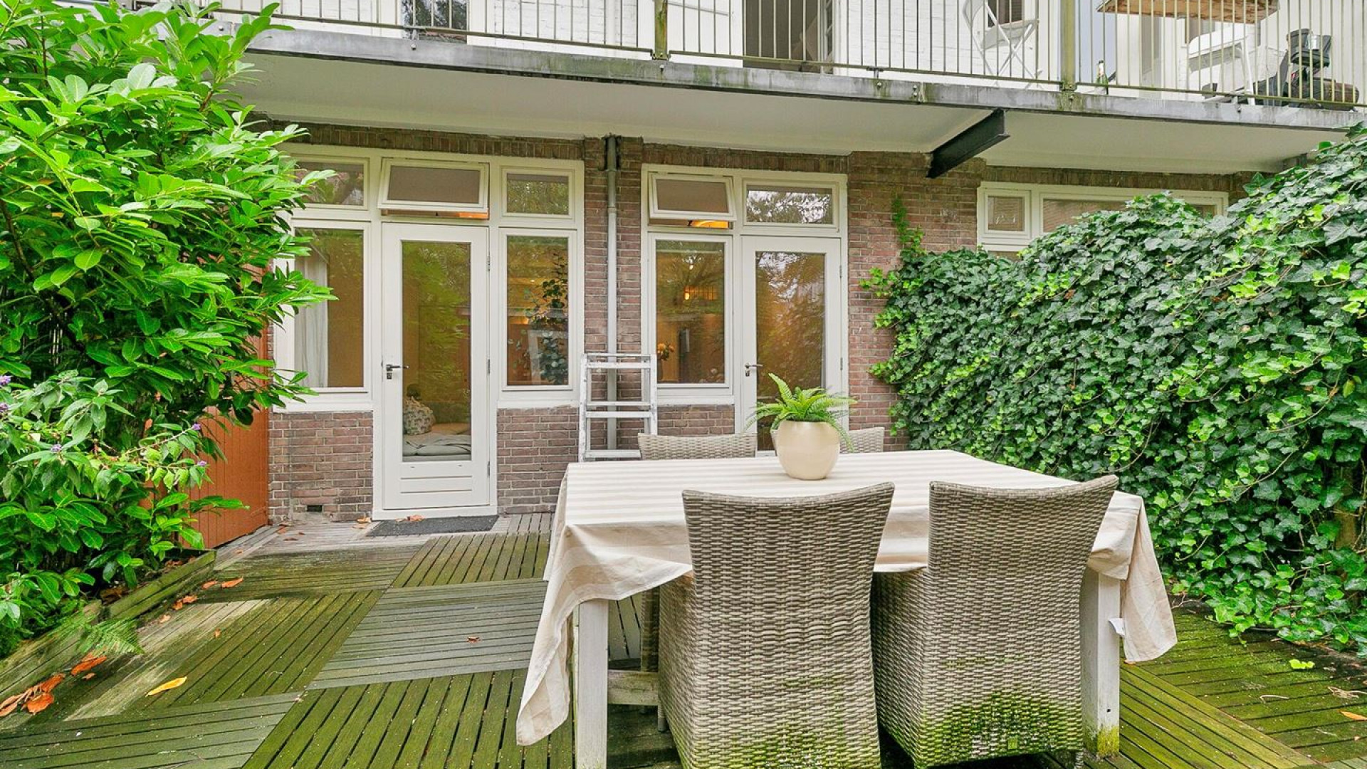 Daley Blind verkoopt zijn Amsterdamse benedenhuis dik onder de vraagprijs. Zie foto's 15
