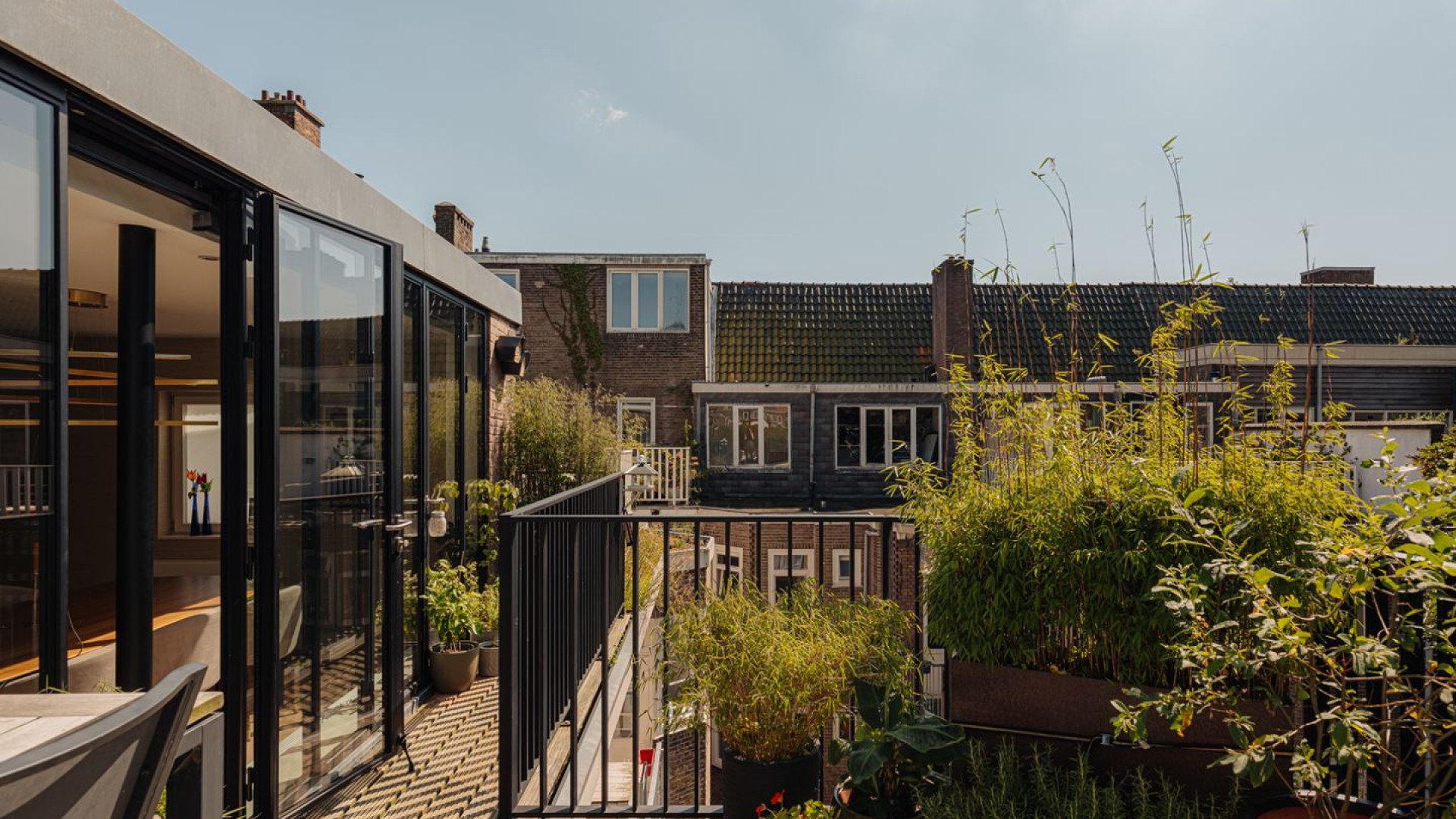 Marieke Elsinga zet haar dubbele bovenhuis met riant dakterras in Amsterdam te koop. Zie foto's 8