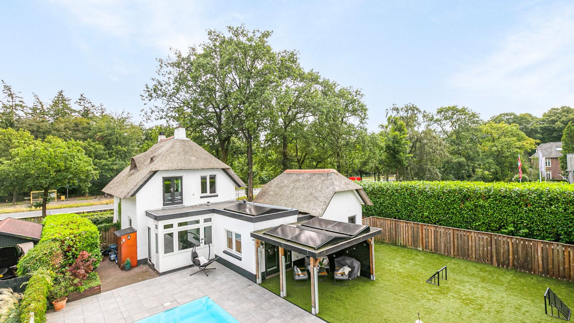 Eindelijk bod uitgebracht op villa met zwembad van YouTuber Milan Knol. Zie foto's 2