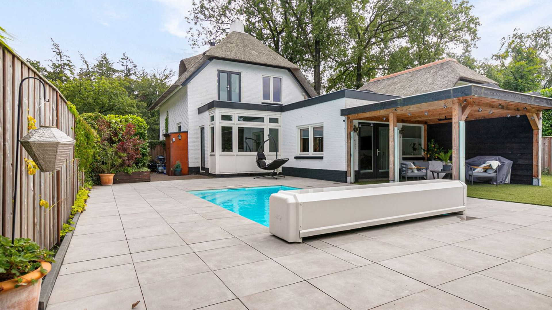 Eindelijk bod uitgebracht op villa met zwembad van YouTuber Milan Knol. Zie foto's 16