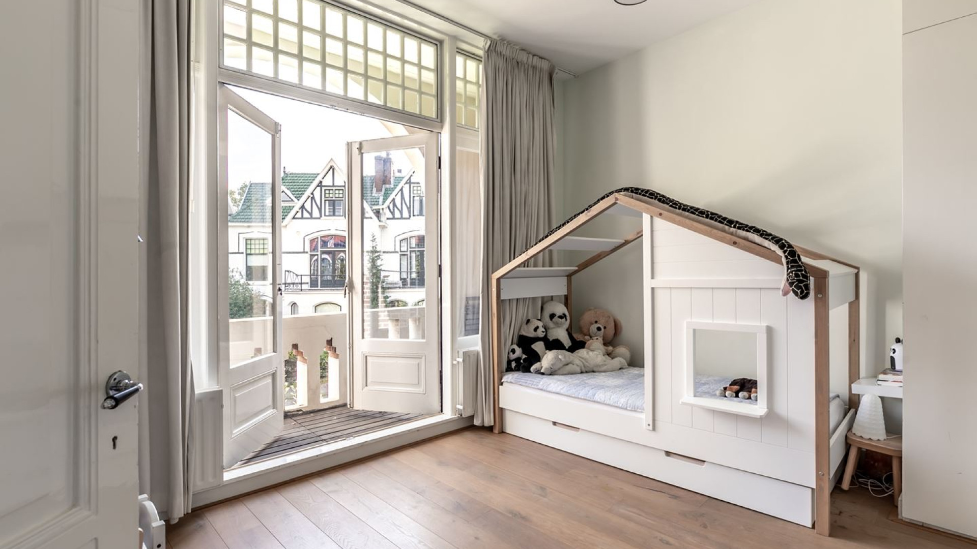 Daan Schuurmans zet zijn prachtige stadsvilla in Haarlem te koop. Zie foto's 11