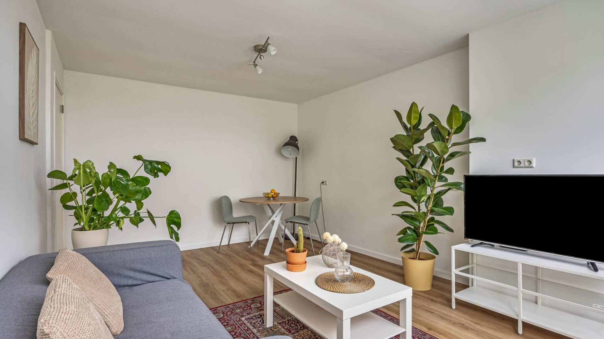 Voormalig advocaat en tv presentator Khalid Kasem zet zijn appartement te koop. Zie foto's 3