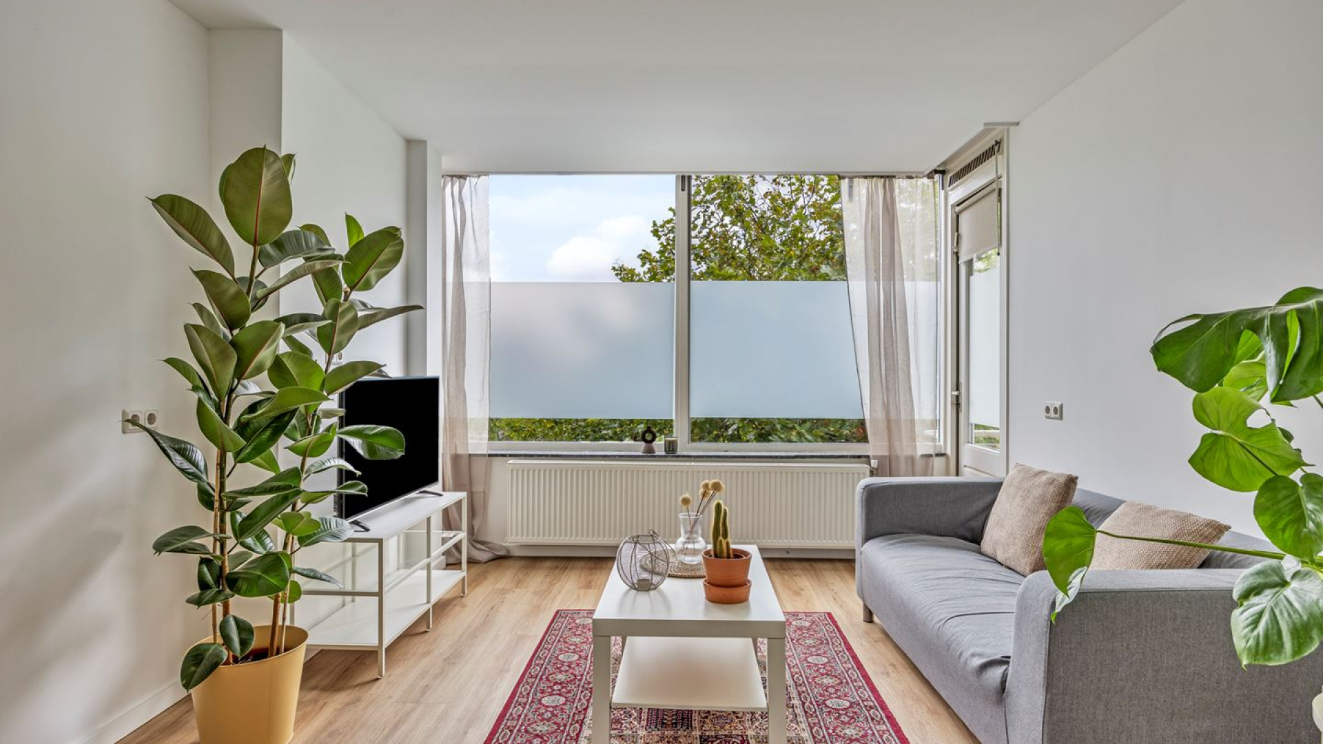 Voormalig advocaat en tv presentator Khalid Kasem zet zijn appartement te koop. Zie foto's 4