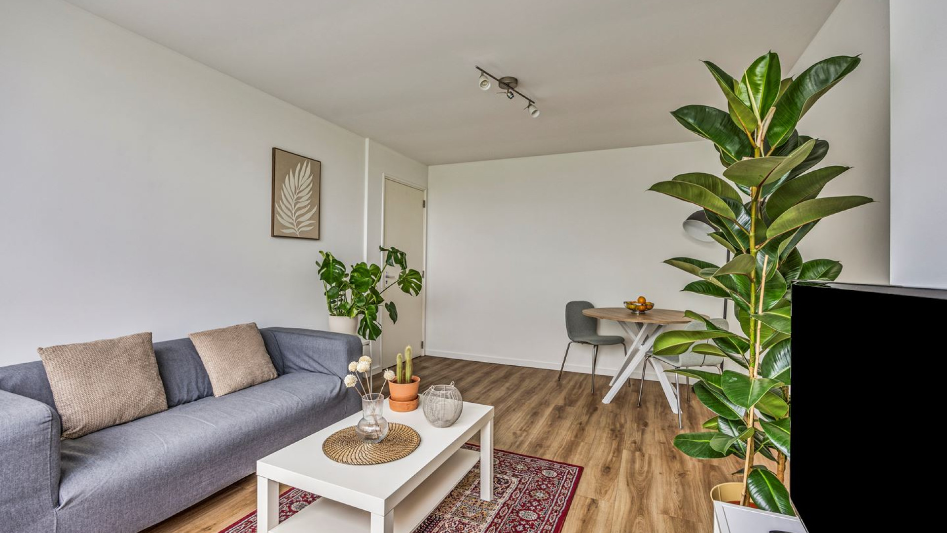 Voormalig advocaat en tv presentator Khalid Kasem zet zijn appartement te koop. Zie foto's 5