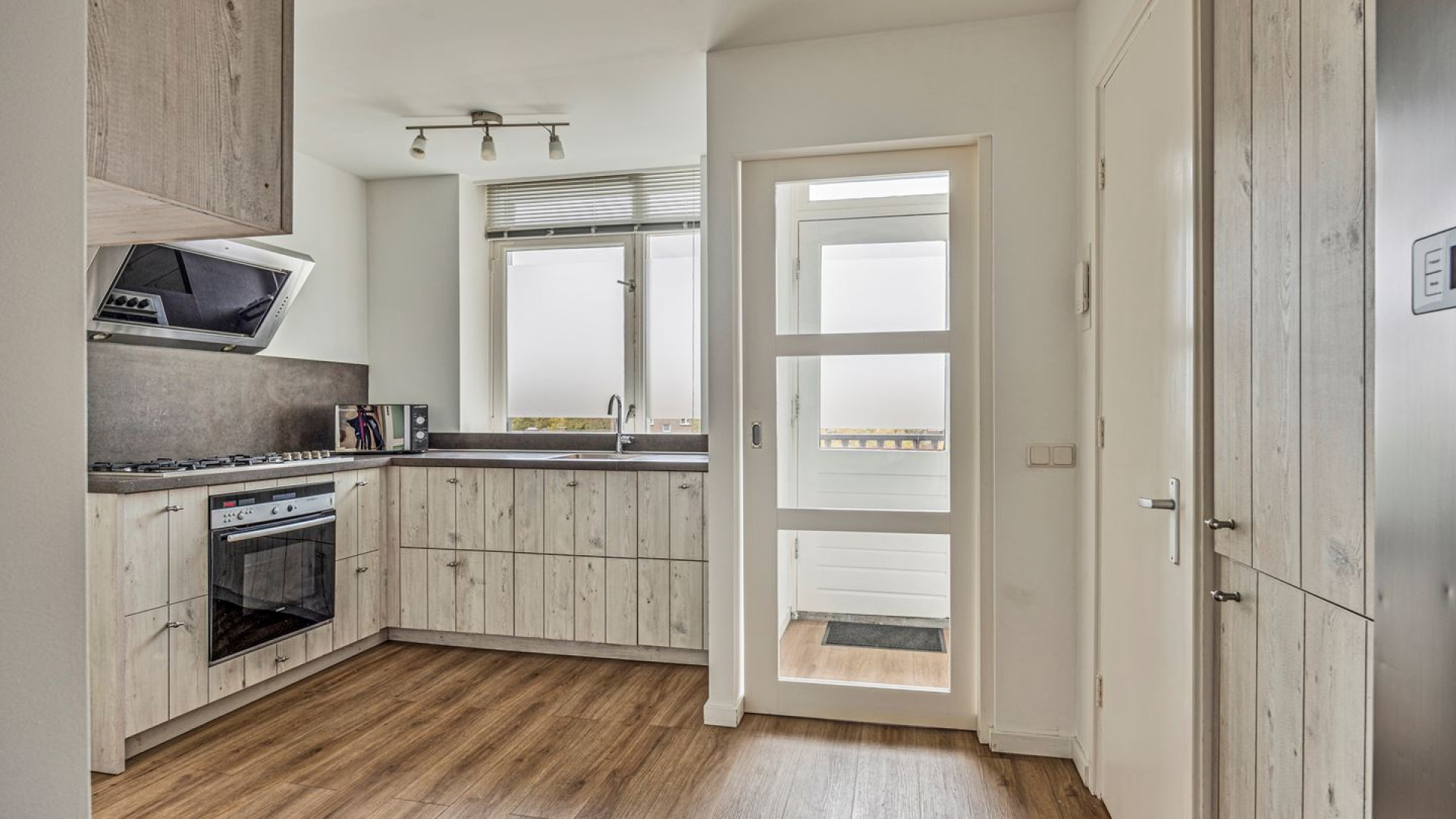 Voormalig advocaat en tv presentator Khalid Kasem zet zijn appartement te koop. Zie foto's 6
